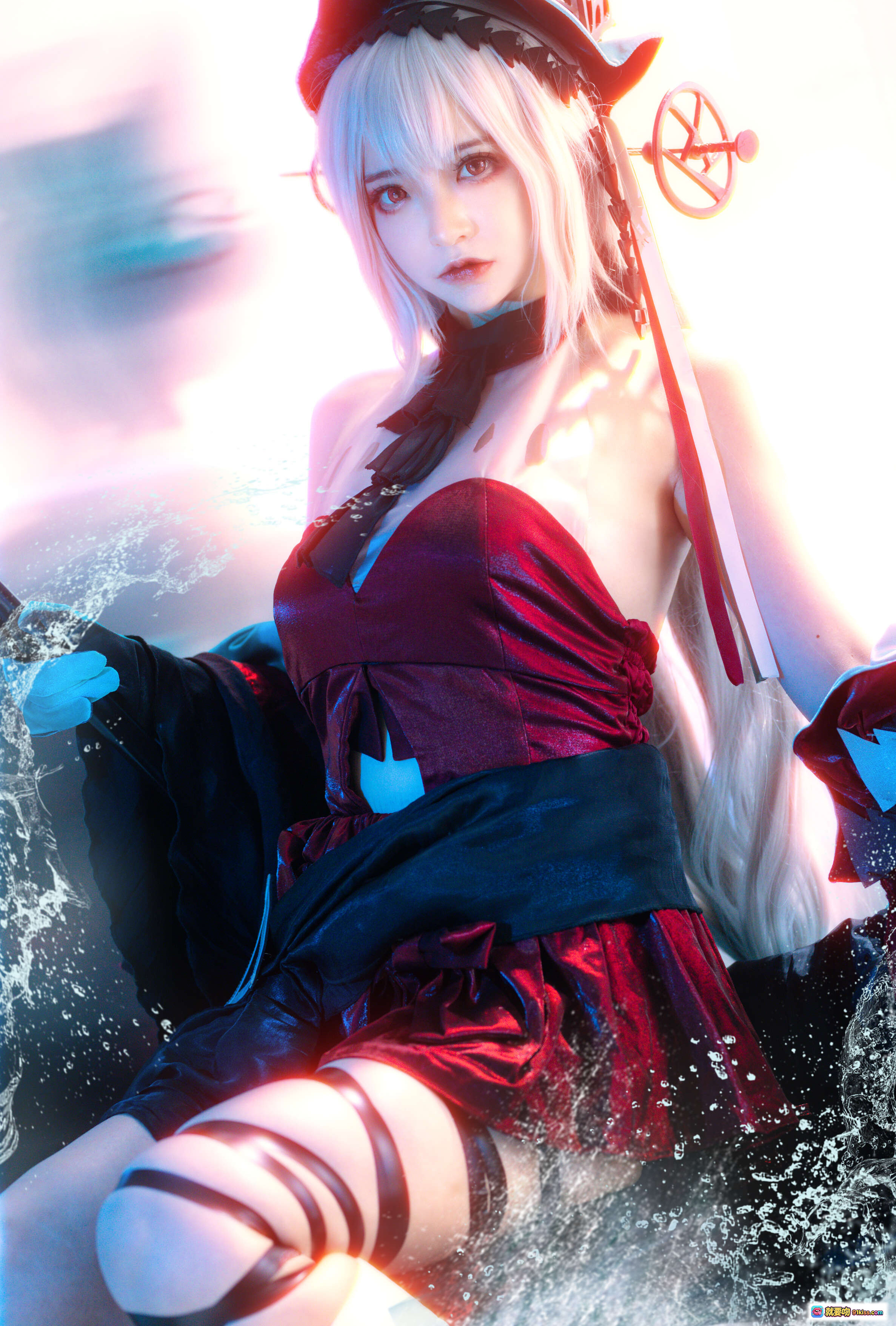 图片[8] - 疯猫ss NO.112 浊心斯卡蒂Cosplay写真｜红黑哥特风+发光特效+水景氛围+白发女巫造型+高跟长靴+精致道具还原 - 就要吻