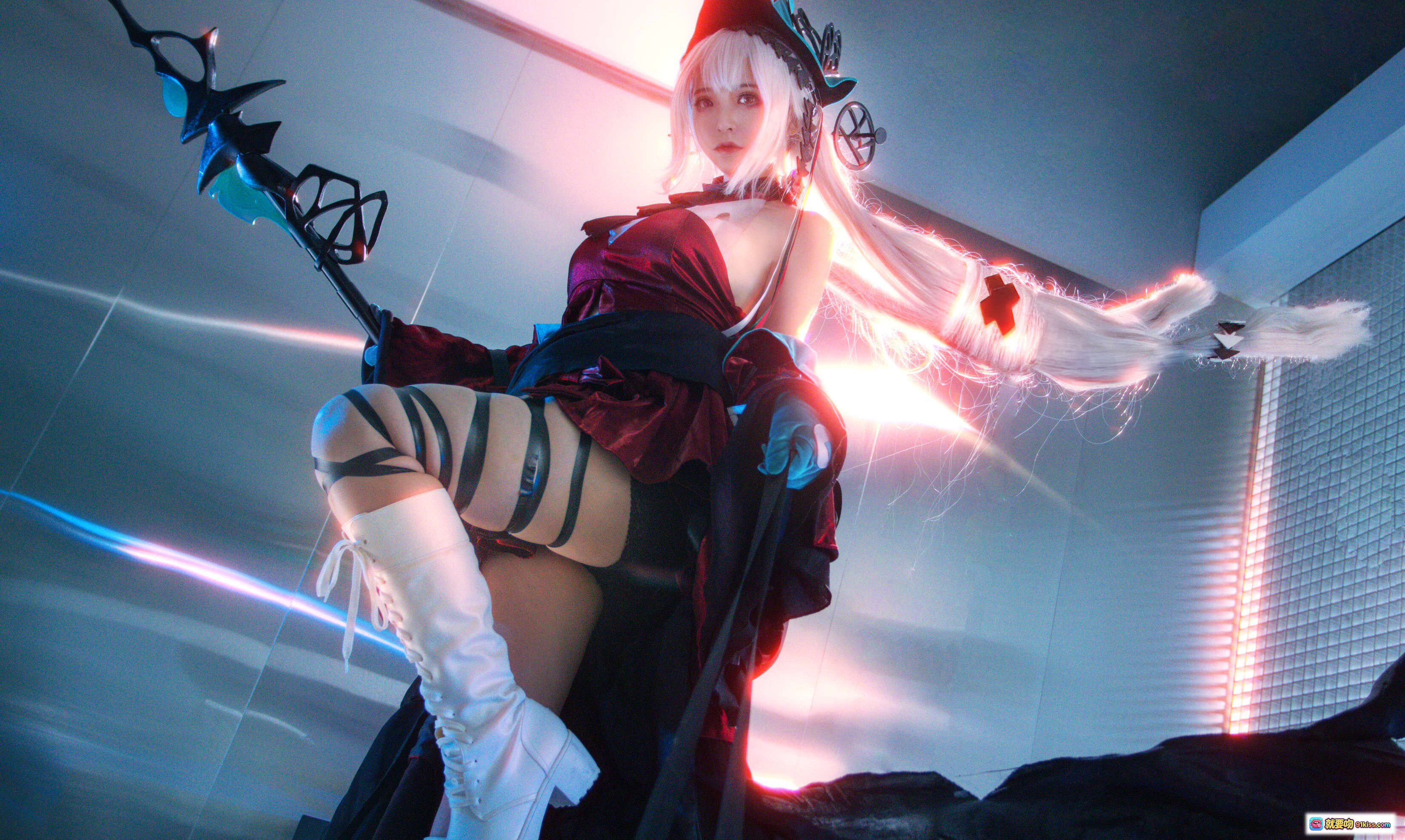 图片[9] - 疯猫ss NO.112 浊心斯卡蒂Cosplay写真｜红黑哥特风+发光特效+水景氛围+白发女巫造型+高跟长靴+精致道具还原 - 就要吻