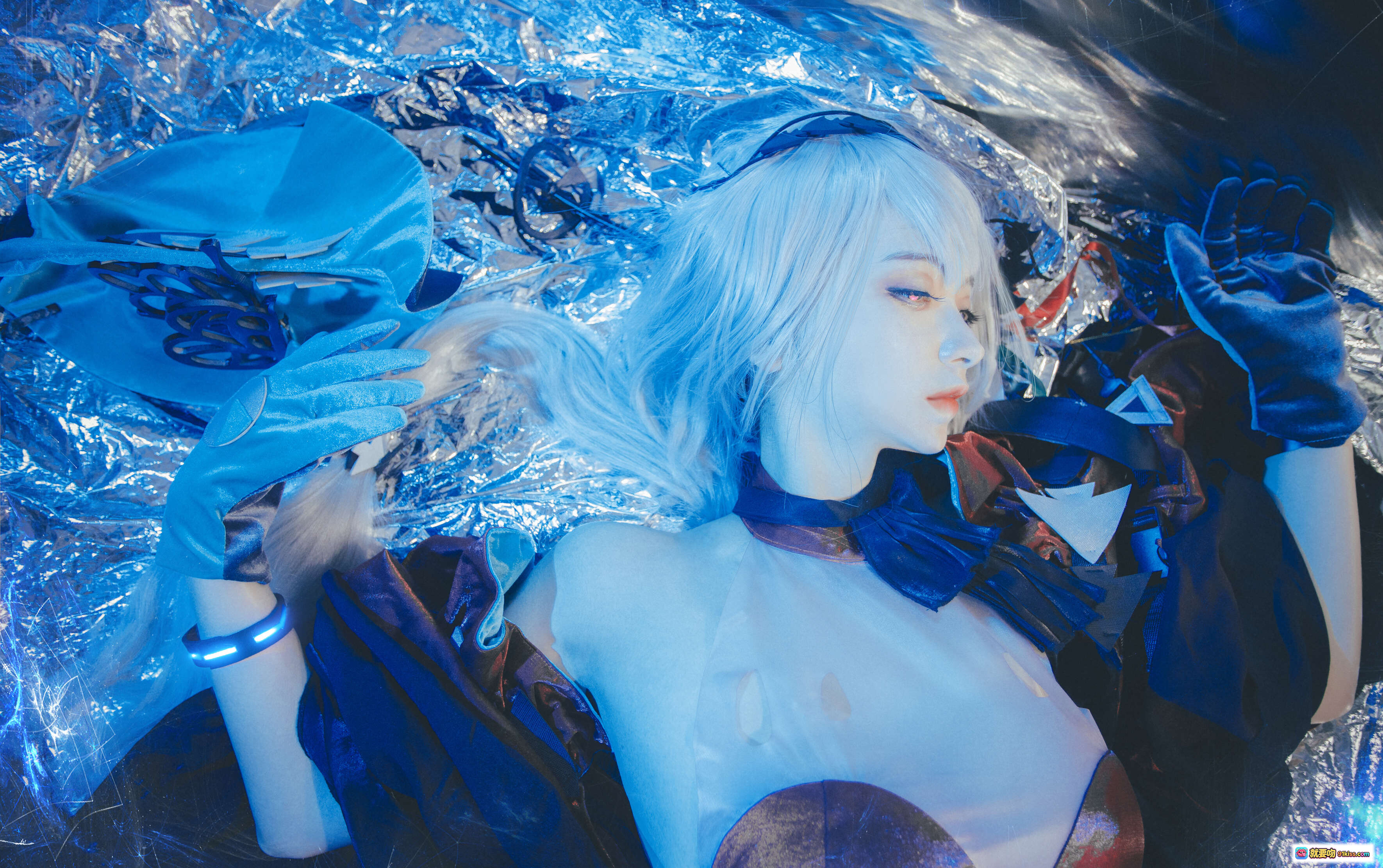 图片[6] - 疯猫ss NO.112 浊心斯卡蒂Cosplay写真｜红黑哥特风+发光特效+水景氛围+白发女巫造型+高跟长靴+精致道具还原 - 就要吻
