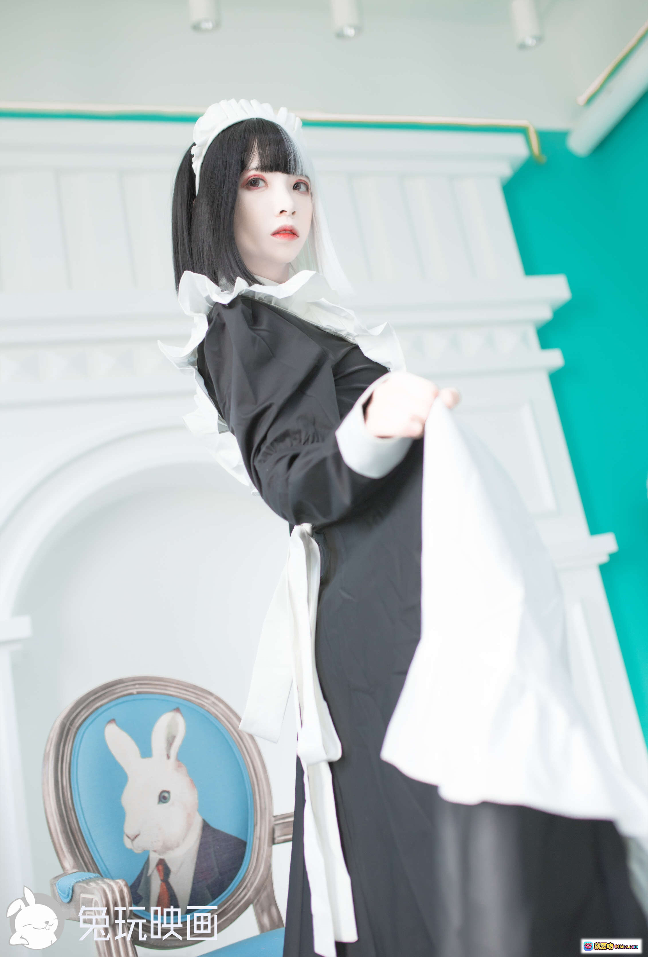 图片[2] - 疯猫ss NO.029 黑白女仆cos写真 40P高清美图 优雅坐姿持书 黑丝高跟显瘦穿搭 室内古典风摄影 - 就要吻