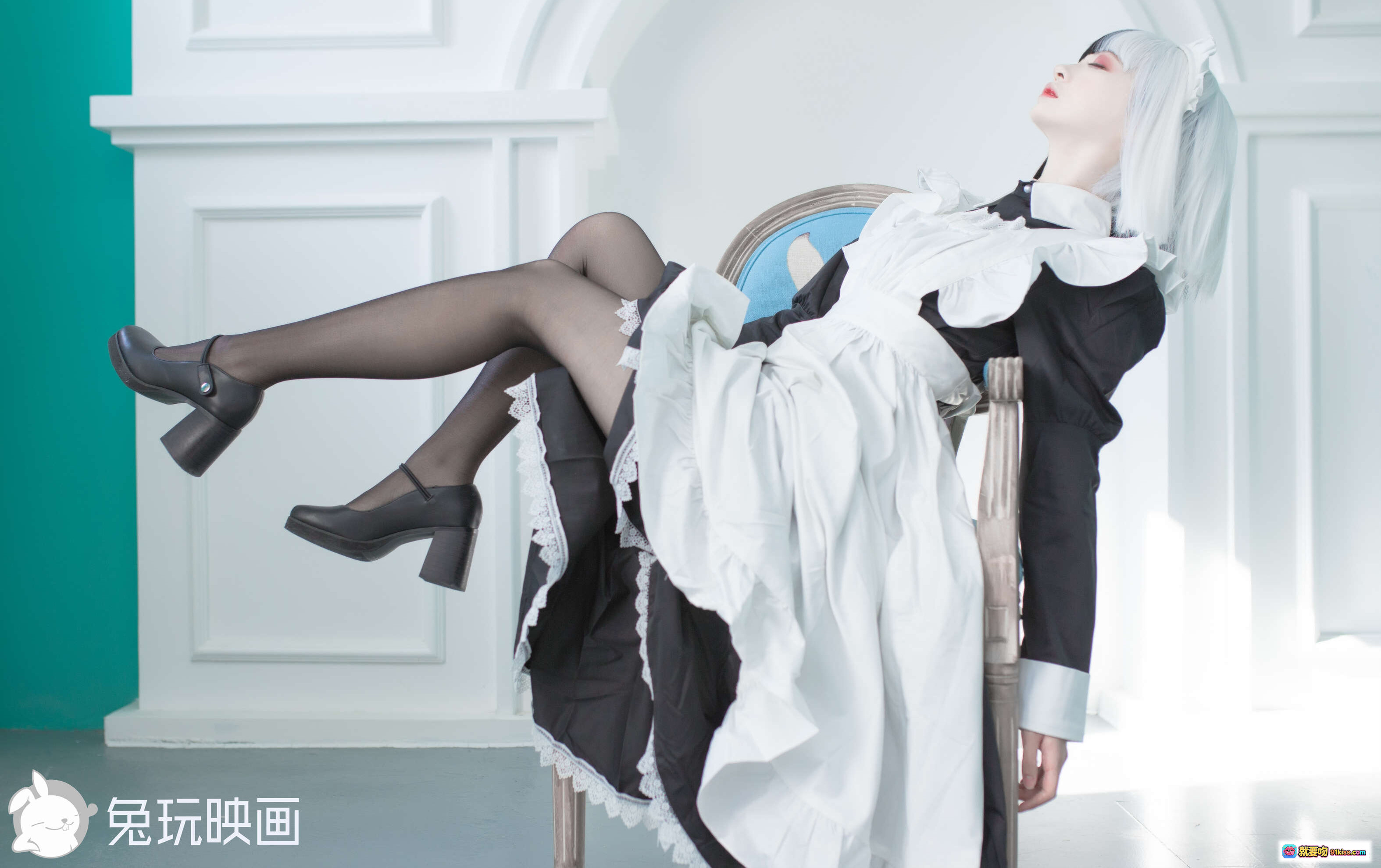 图片[6] - 疯猫ss NO.029 黑白女仆cos写真 40P高清美图 优雅坐姿持书 黑丝高跟显瘦穿搭 室内古典风摄影 - 就要吻