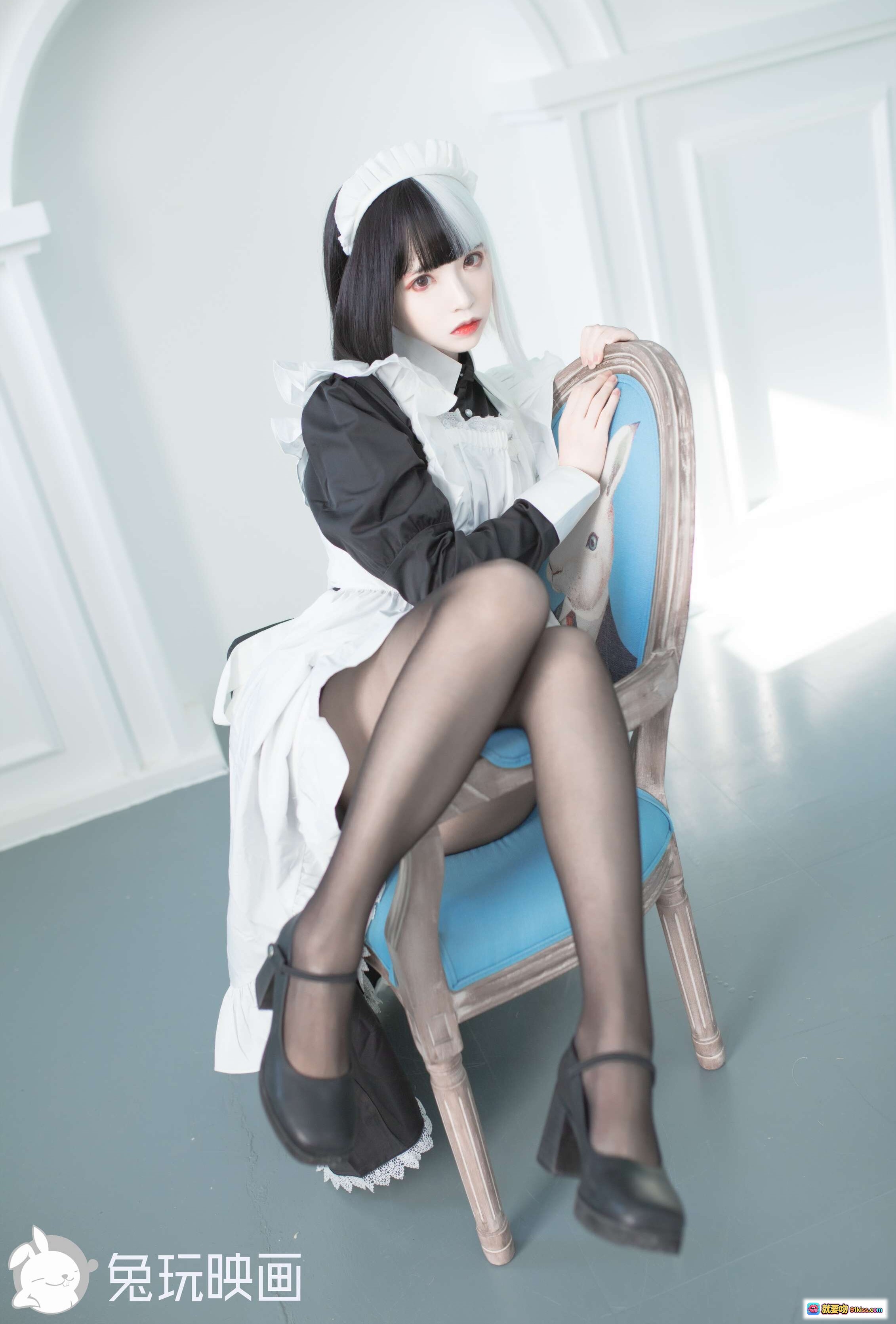 图片[10] - 疯猫ss NO.029 黑白女仆cos写真 40P高清美图 优雅坐姿持书 黑丝高跟显瘦穿搭 室内古典风摄影 - 就要吻