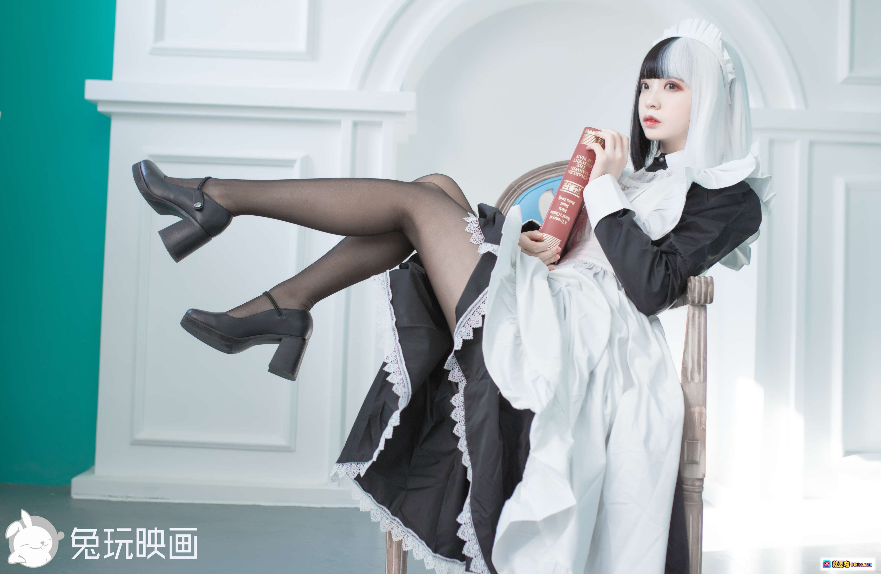 疯猫ss NO.029 黑白女仆cos写真 40P高清美图 优雅坐姿持书 黑丝高跟显瘦穿搭 室内古典风摄影 - 就要吻