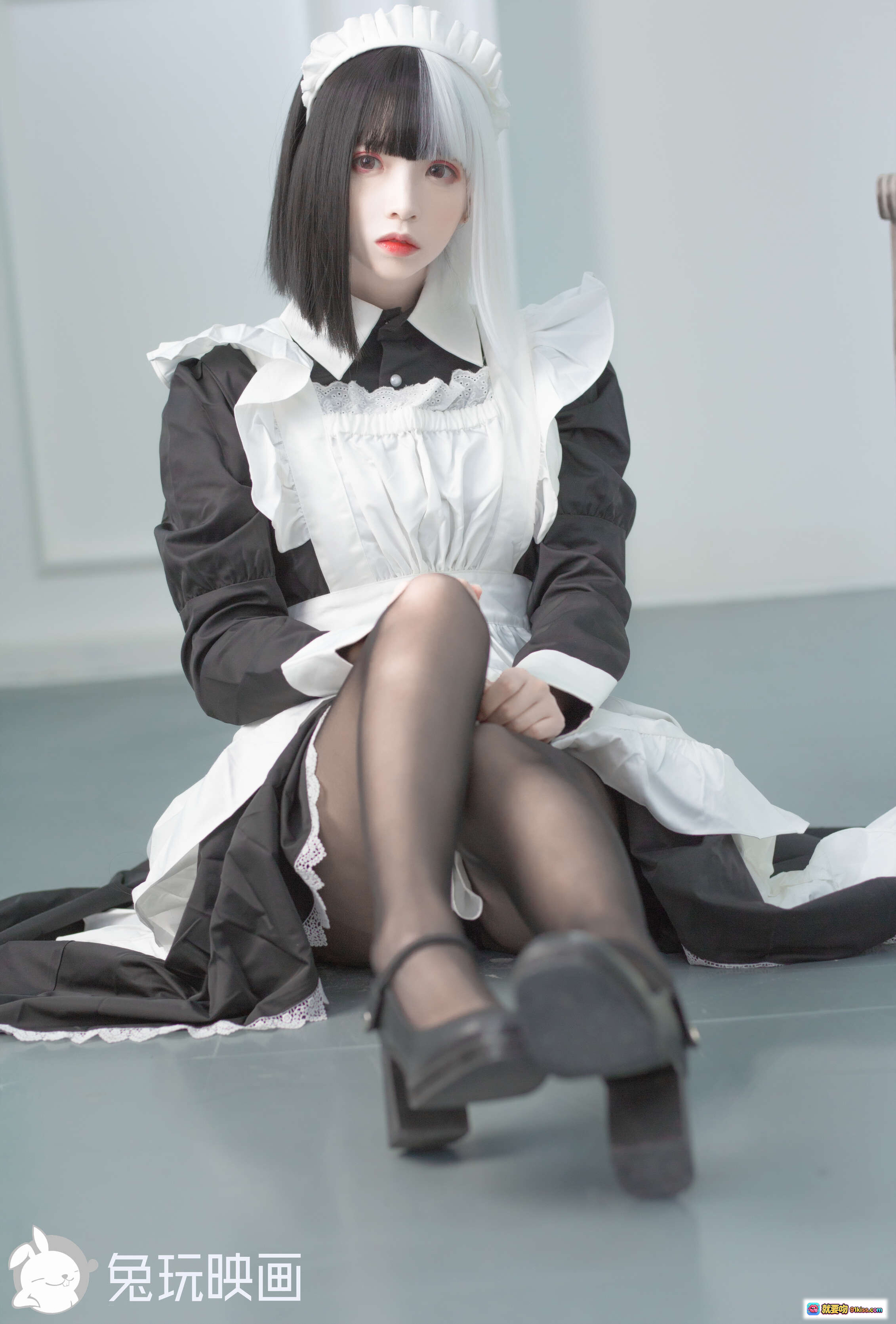图片[8] - 疯猫ss NO.029 黑白女仆cos写真 40P高清美图 优雅坐姿持书 黑丝高跟显瘦穿搭 室内古典风摄影 - 就要吻