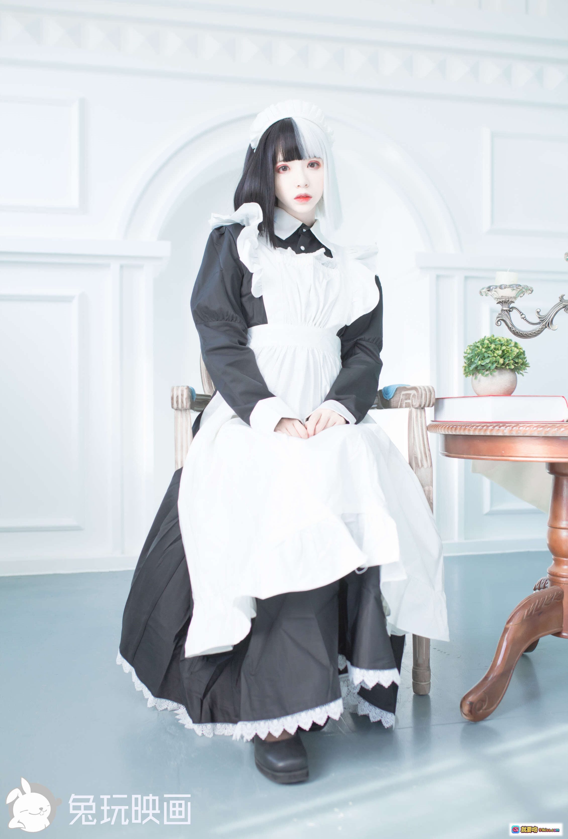 图片[9] - 疯猫ss NO.029 黑白女仆cos写真 40P高清美图 优雅坐姿持书 黑丝高跟显瘦穿搭 室内古典风摄影 - 就要吻