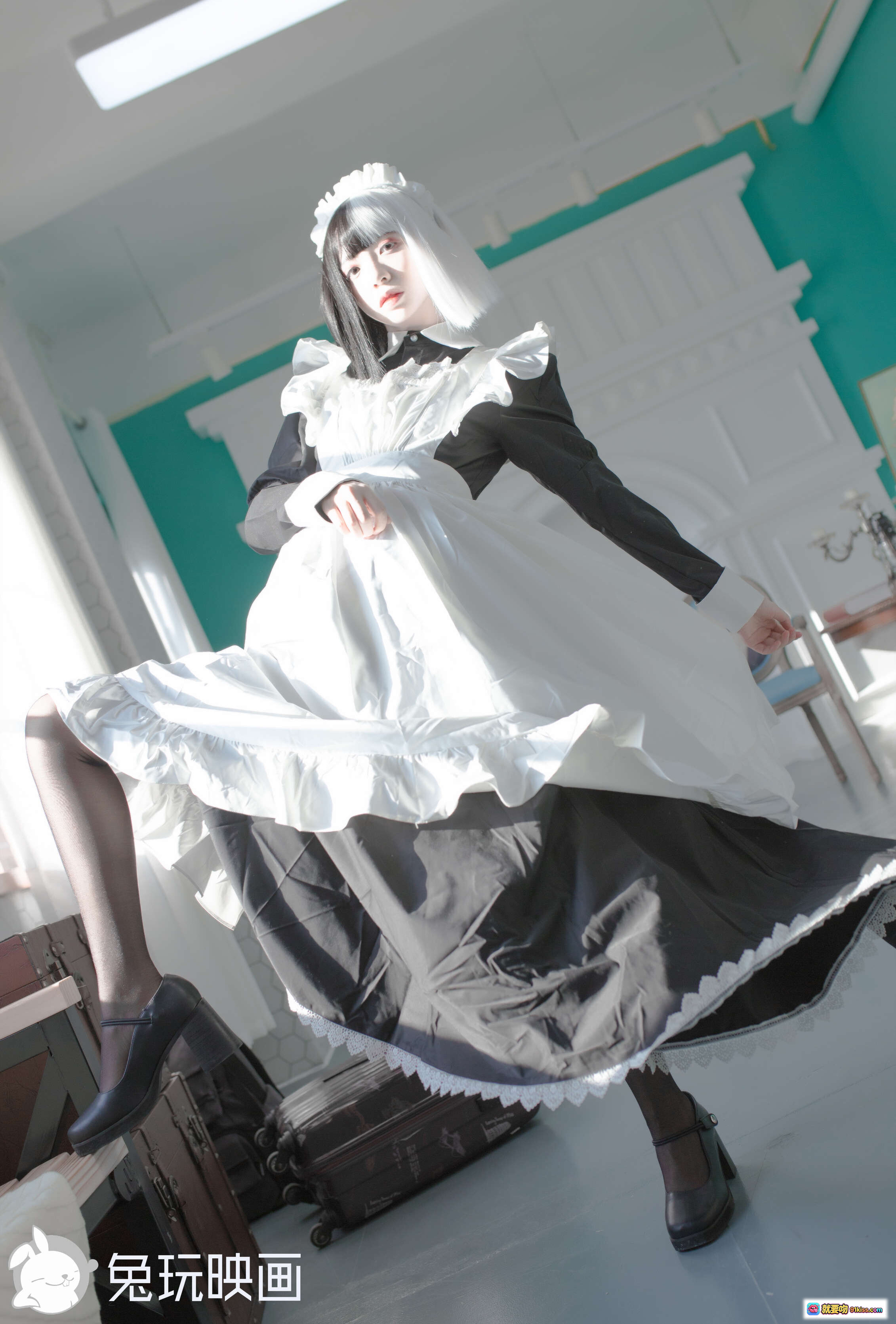 图片[4] - 疯猫ss NO.029 黑白女仆cos写真 40P高清美图 优雅坐姿持书 黑丝高跟显瘦穿搭 室内古典风摄影 - 就要吻