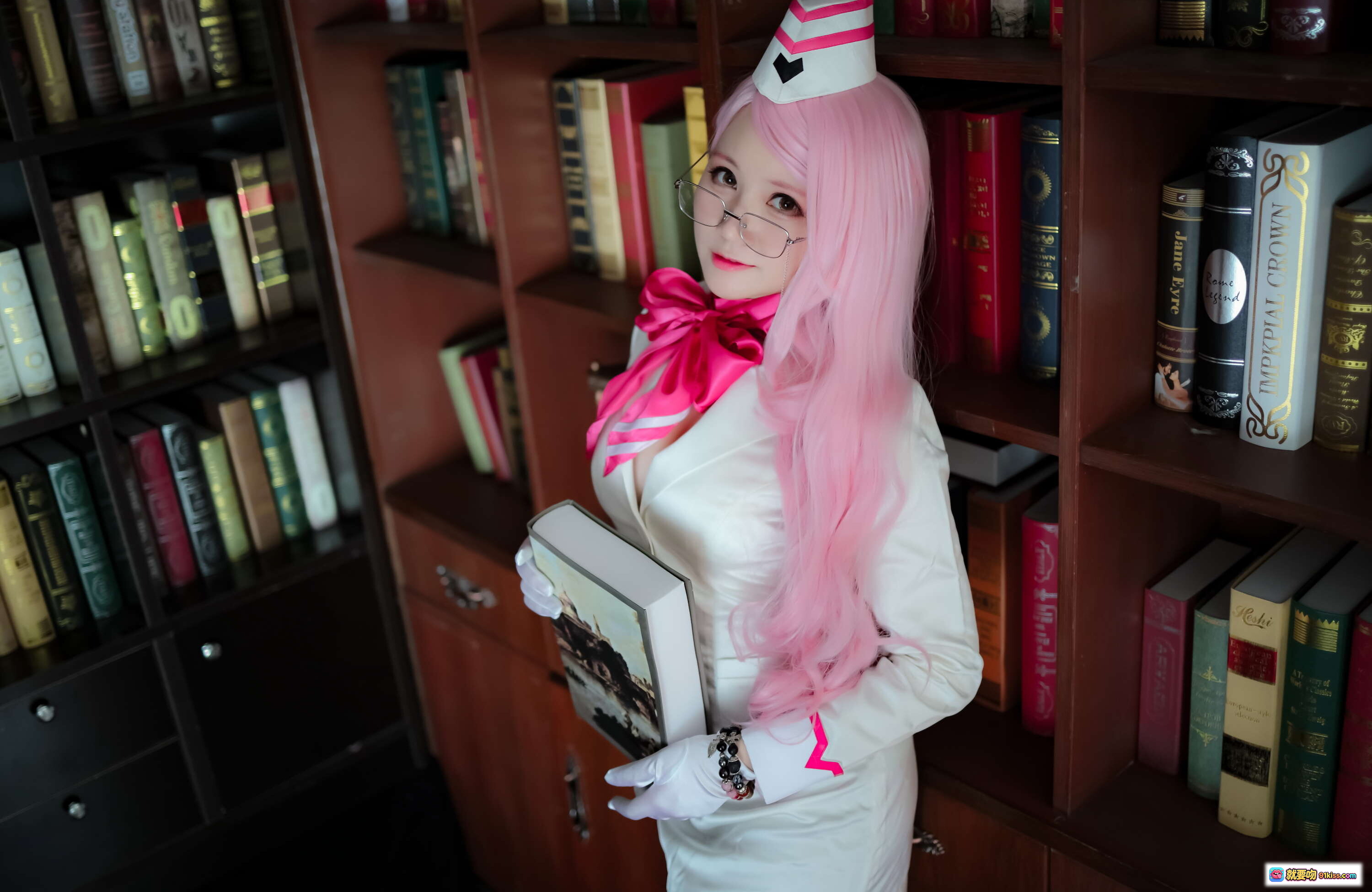图片[2] - 疯猫ss NO.017 柯杨斯卡娅粉发护士装写真 35P高清美图 白裙黑丝眼镜少女图书馆场景 - 就要吻