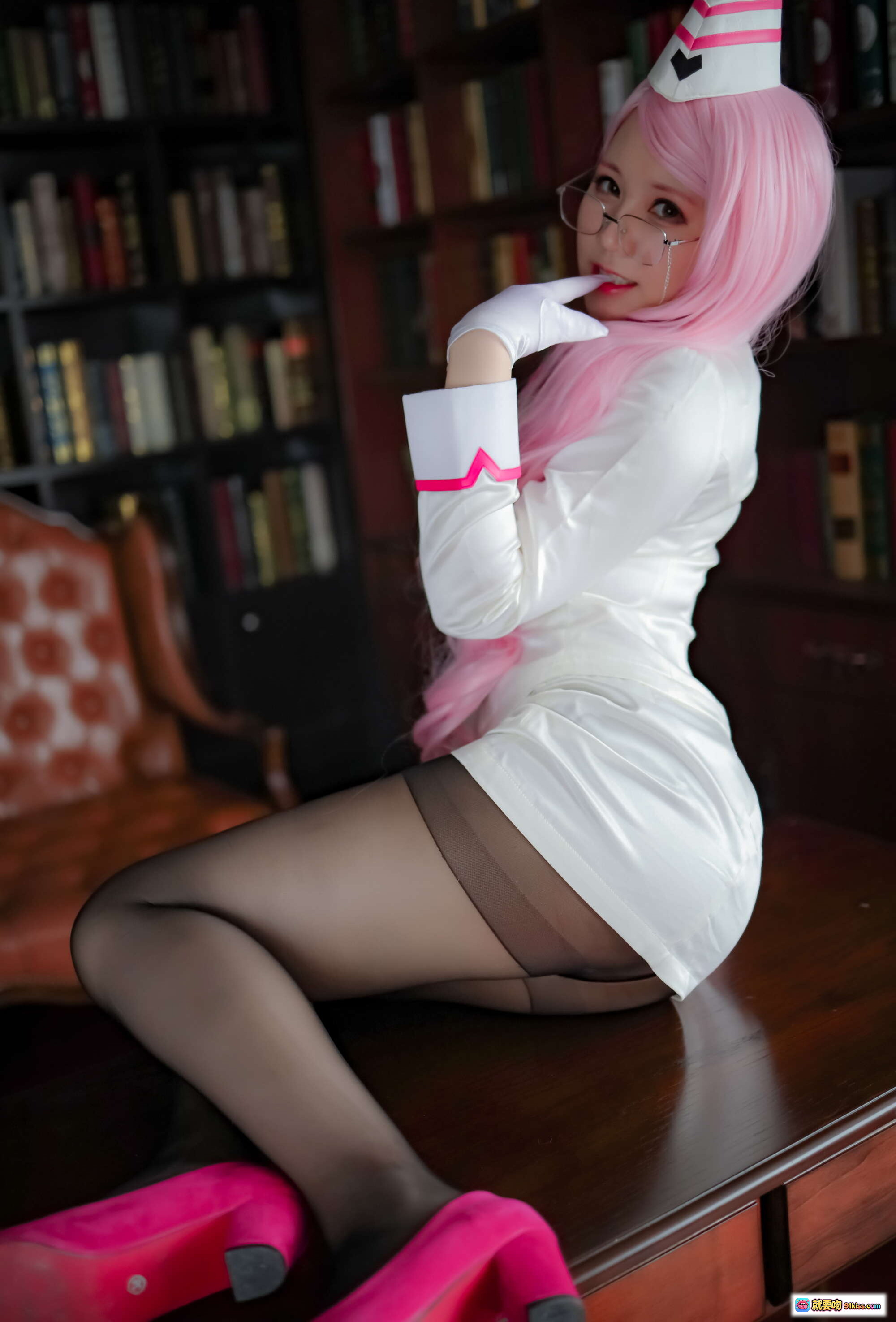 图片[1] - 疯猫ss NO.017 柯杨斯卡娅粉发护士装写真 35P高清美图 白裙黑丝眼镜少女图书馆场景 - 就要吻