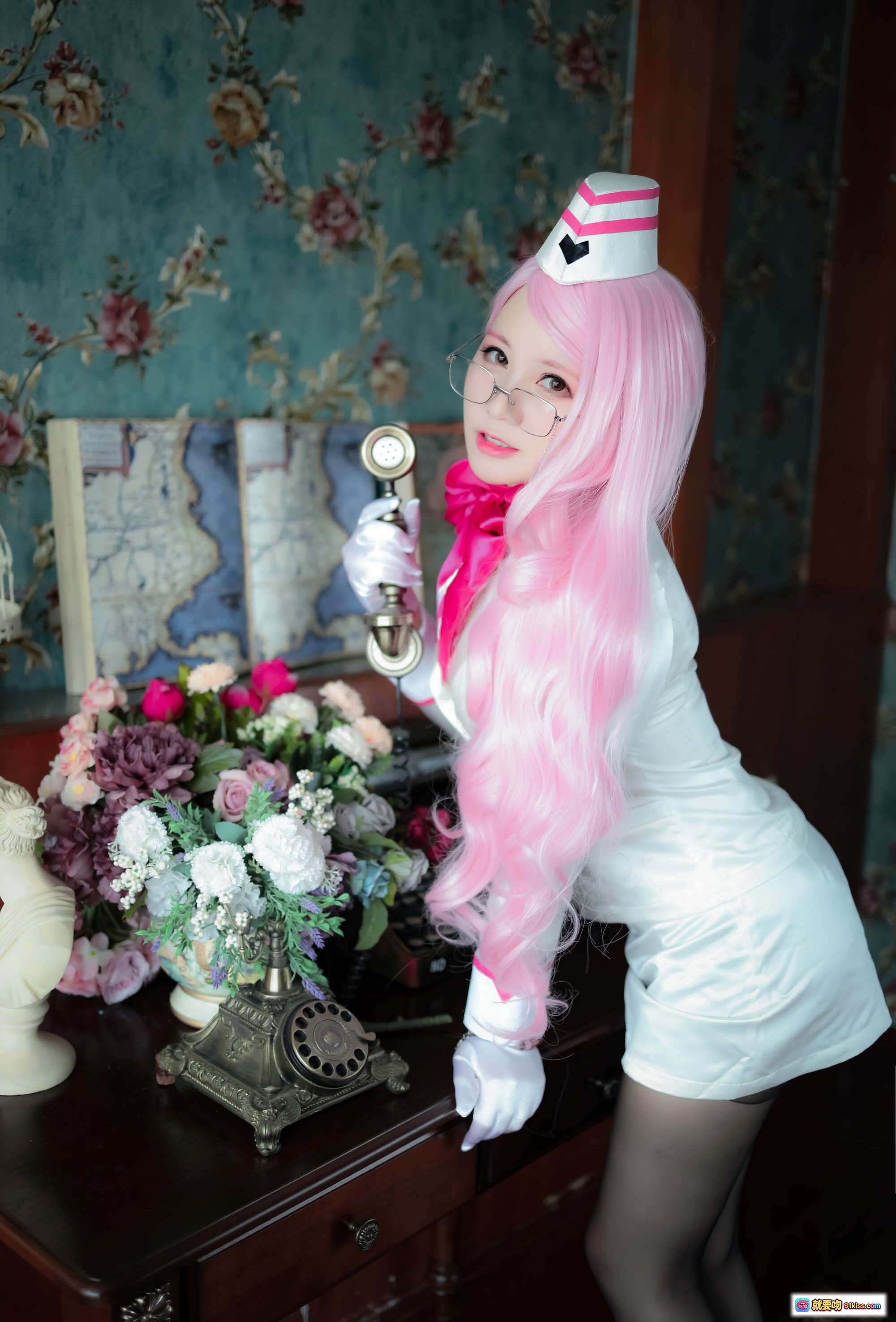 图片[5] - 疯猫ss NO.017 柯杨斯卡娅粉发护士装写真 35P高清美图 白裙黑丝眼镜少女图书馆场景 - 就要吻