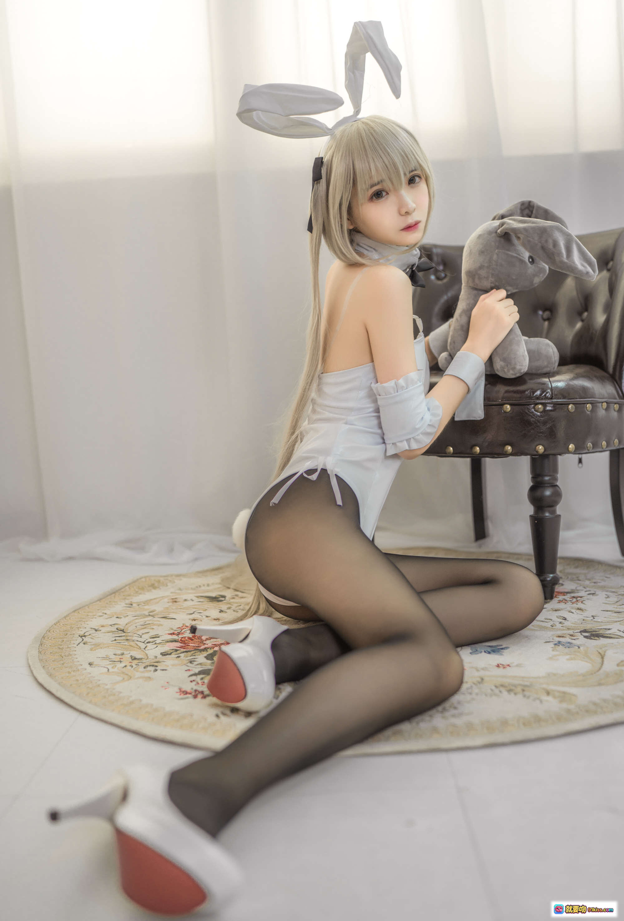 图片[3] - 疯猫ss NO.091 穹妹兔女郎cosplay写真 金发兔耳黑丝白袜抱玩偶少女风室内摄影 - 就要吻