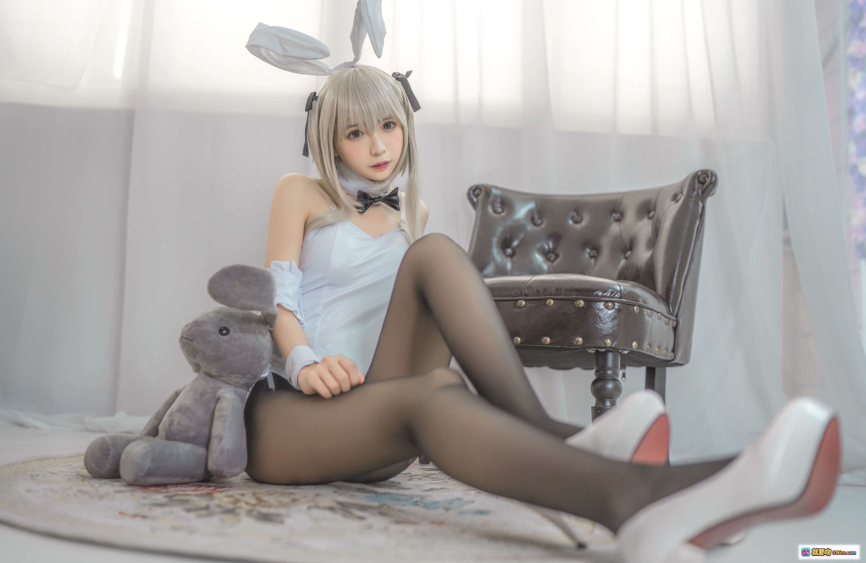图片[9] - 疯猫ss NO.091 穹妹兔女郎cosplay写真 金发兔耳黑丝白袜抱玩偶少女风室内摄影 - 就要吻