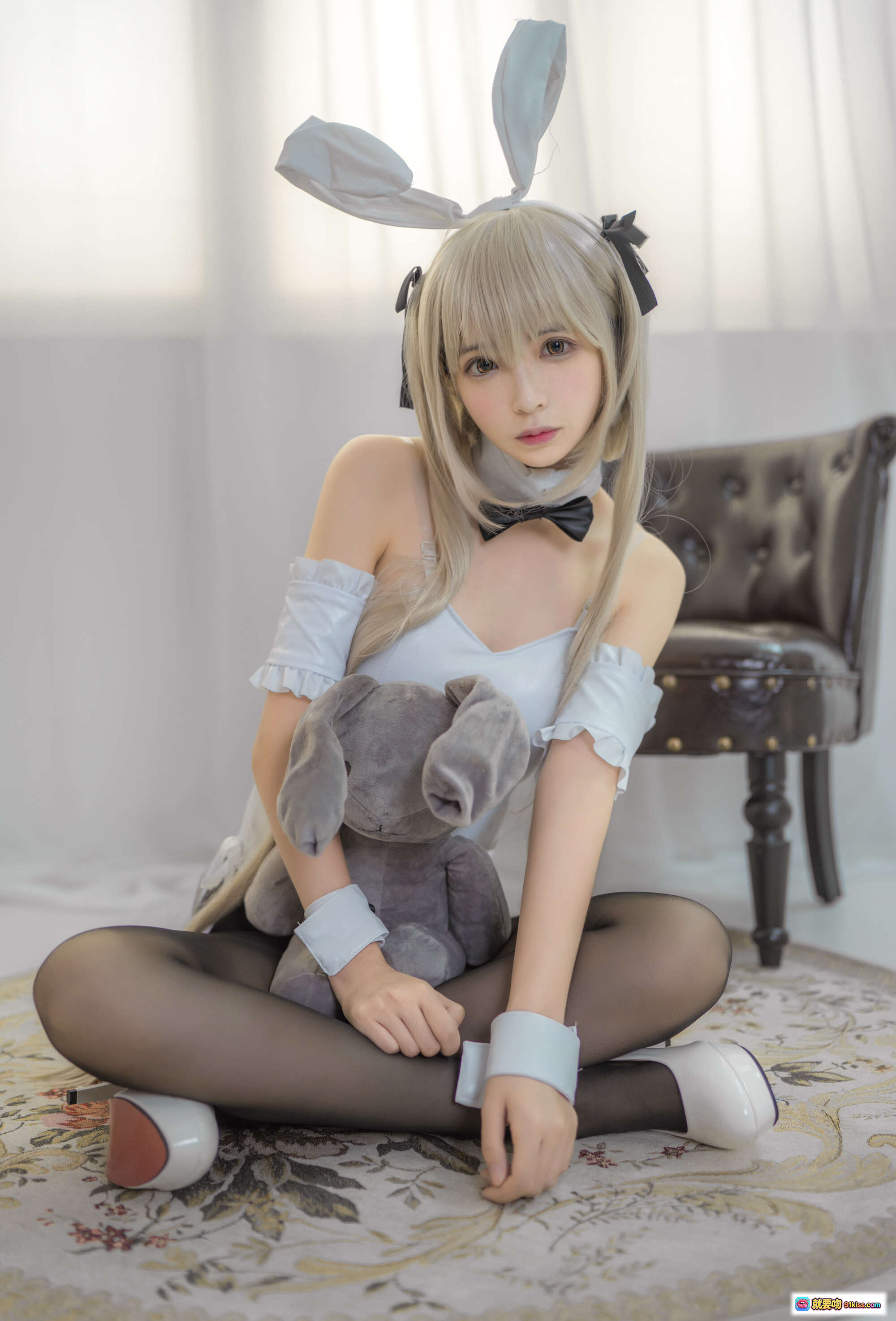 疯猫ss NO.091 穹妹兔女郎cosplay写真 金发兔耳黑丝白袜抱玩偶少女风室内摄影 - 就要吻