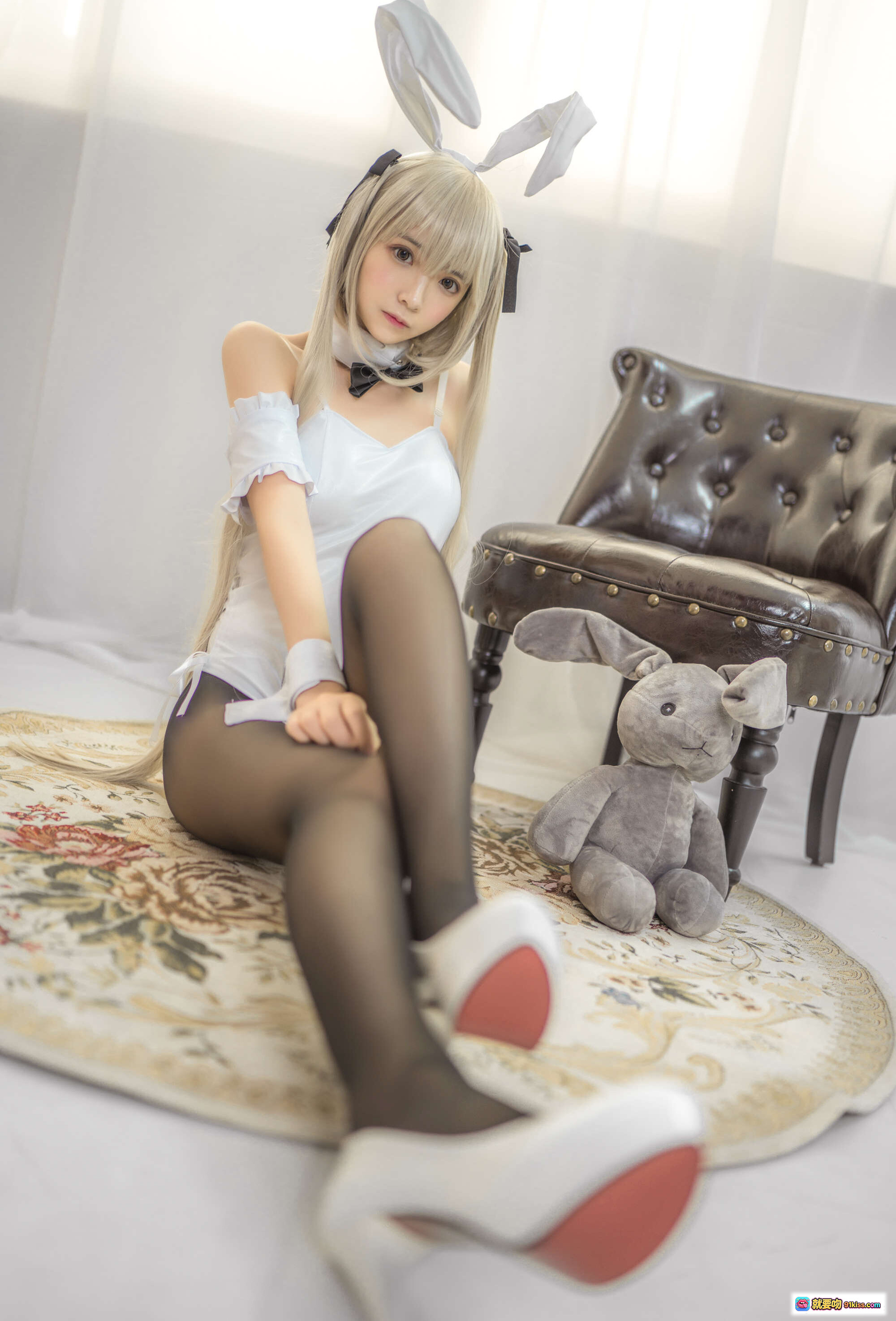 图片[8] - 疯猫ss NO.091 穹妹兔女郎cosplay写真 金发兔耳黑丝白袜抱玩偶少女风室内摄影 - 就要吻
