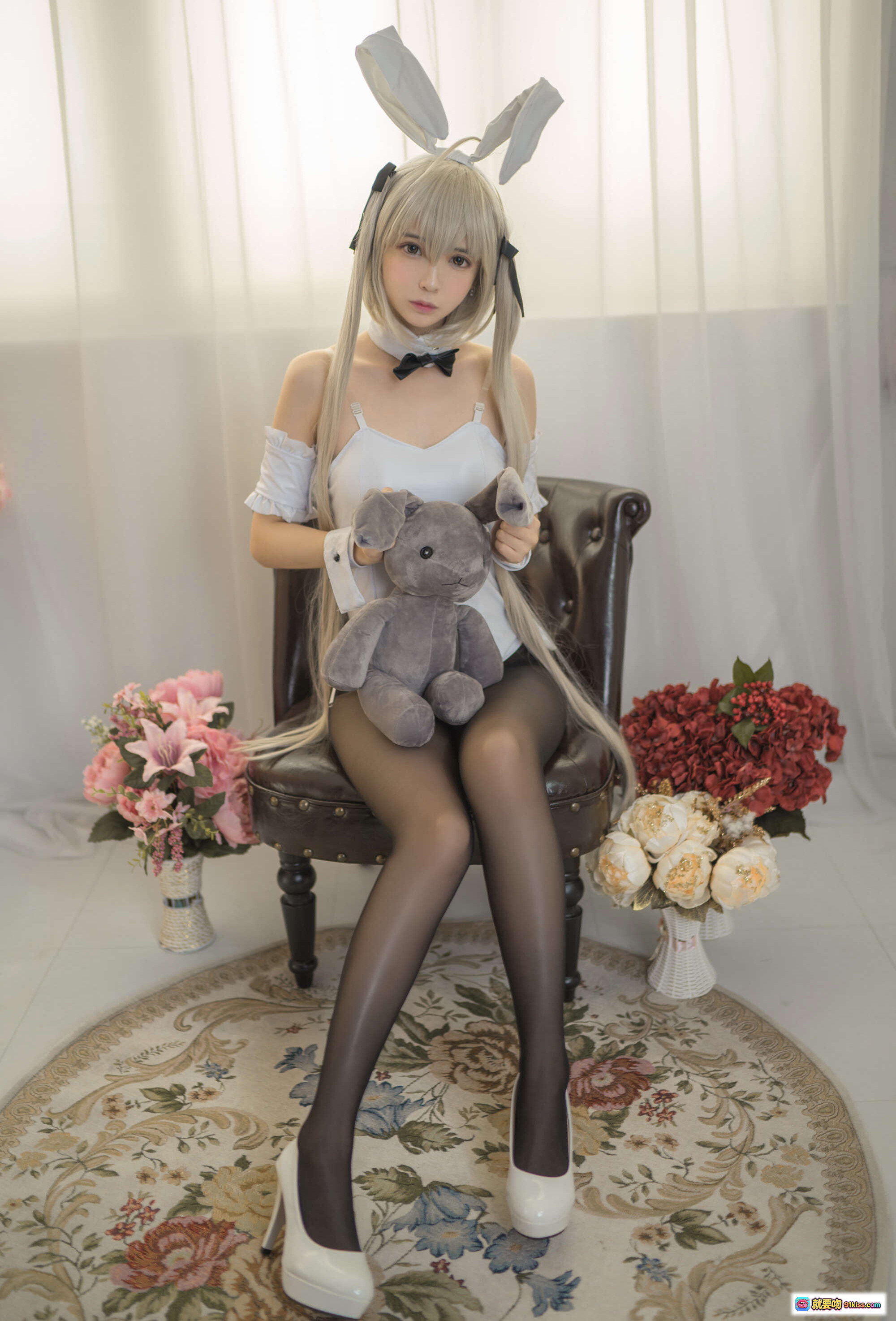 图片[10] - 疯猫ss NO.091 穹妹兔女郎cosplay写真 金发兔耳黑丝白袜抱玩偶少女风室内摄影 - 就要吻