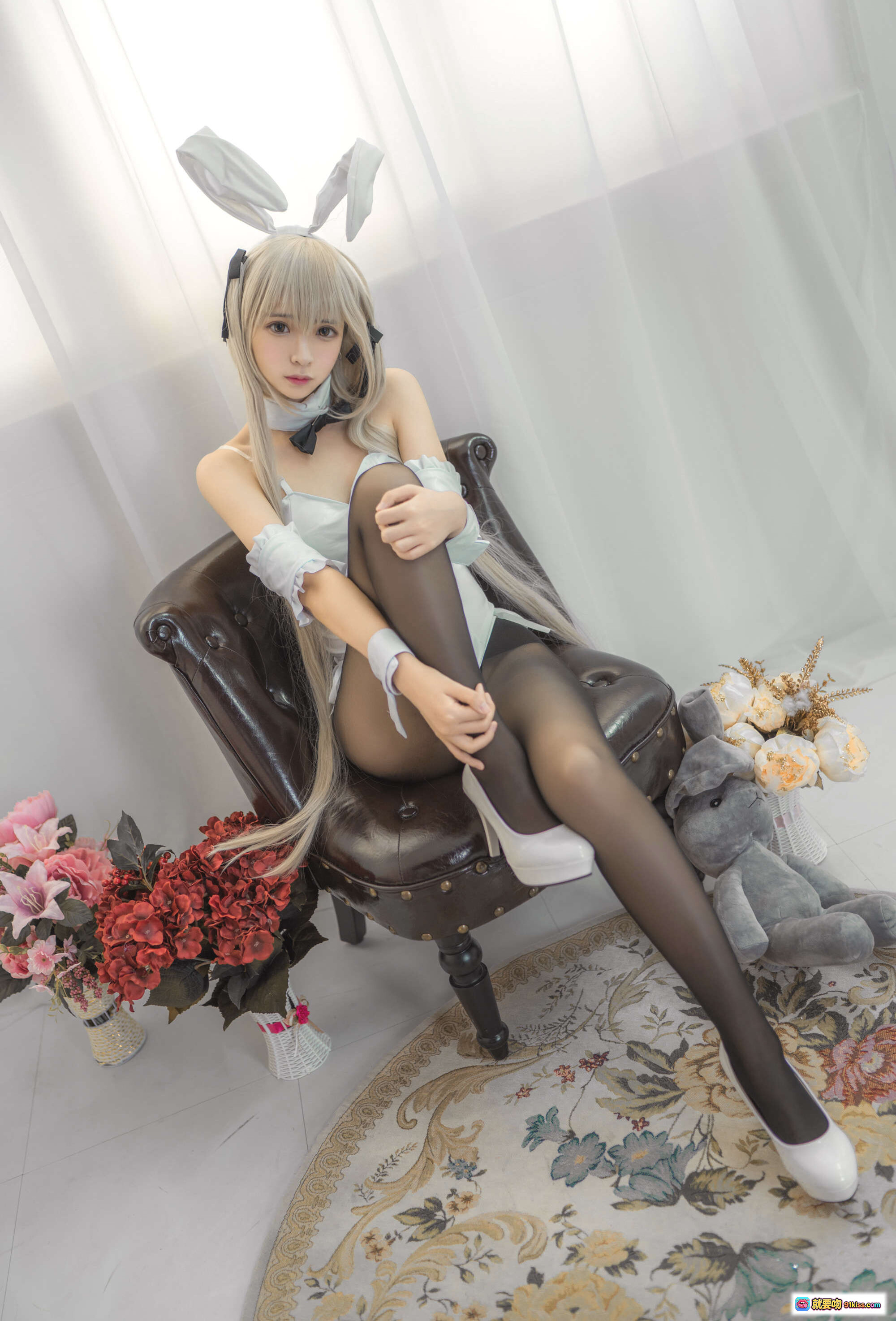 图片[6] - 疯猫ss NO.091 穹妹兔女郎cosplay写真 金发兔耳黑丝白袜抱玩偶少女风室内摄影 - 就要吻