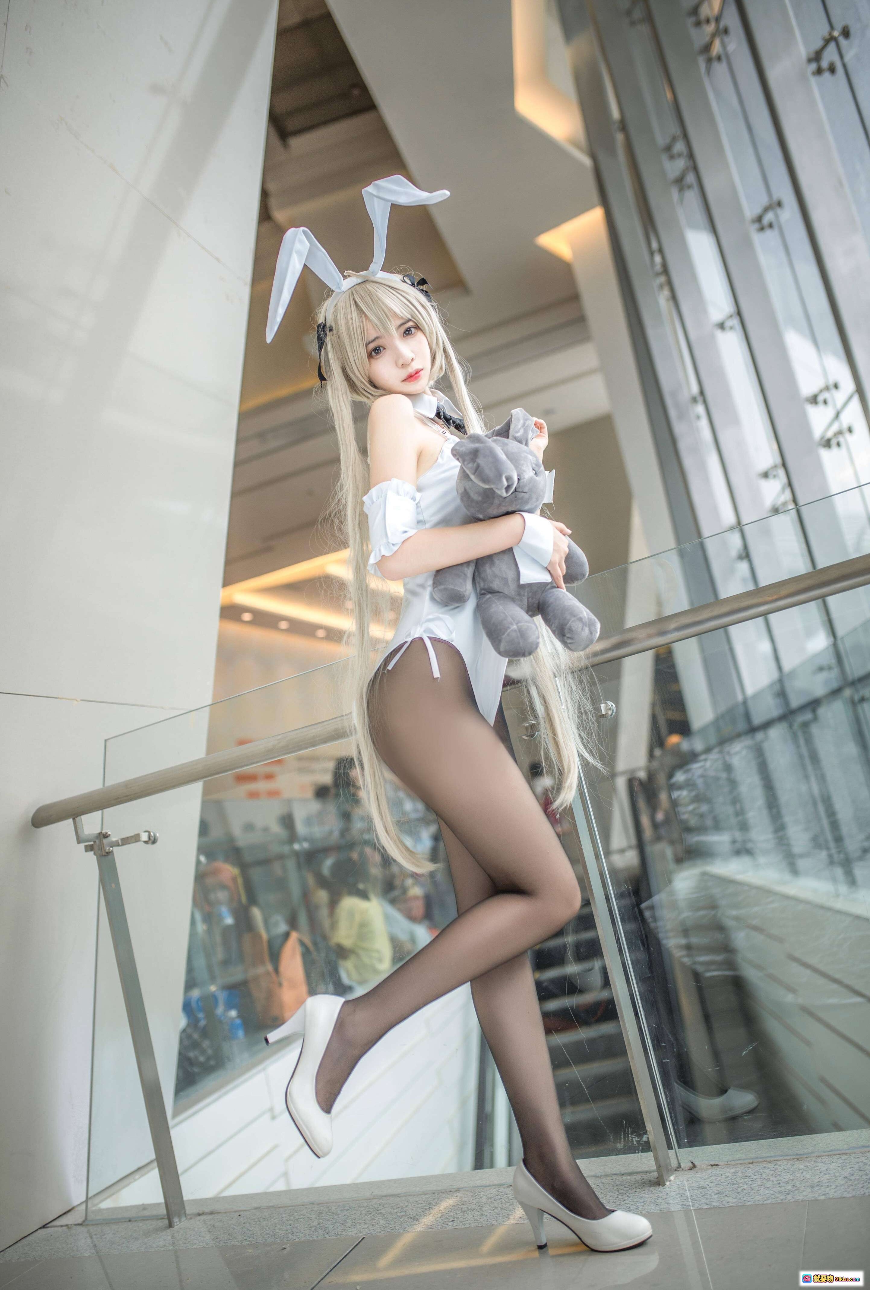 图片[2] - 疯猫ss NO.091 穹妹兔女郎cosplay写真 金发兔耳黑丝白袜抱玩偶少女风室内摄影 - 就要吻