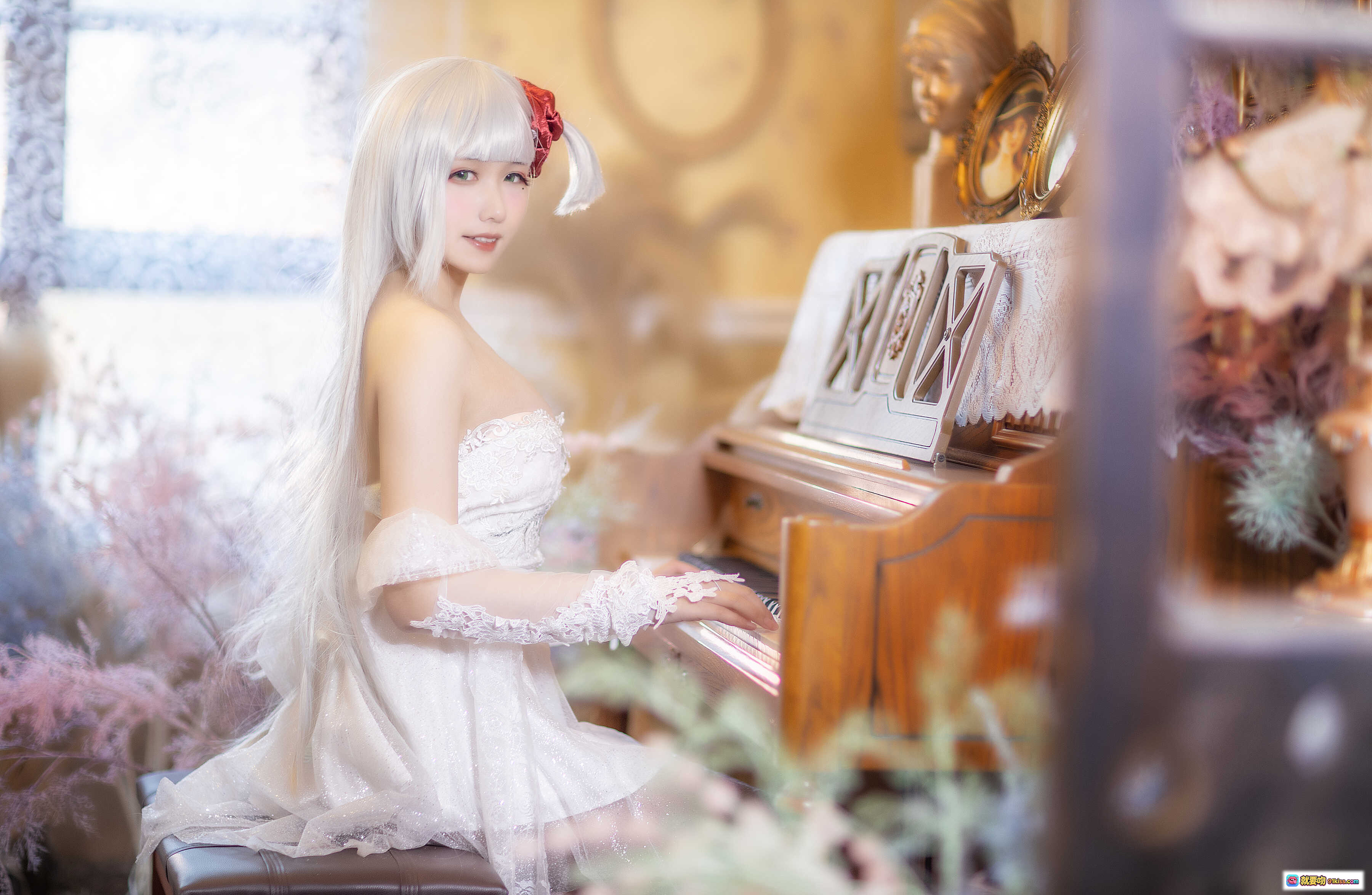 图片[9] - 麻花酱NO.015翔鹤COS写真 | 白发红花蕾丝裙 | 窗边柔光少女风 | 9P高清图集 - 就要吻
