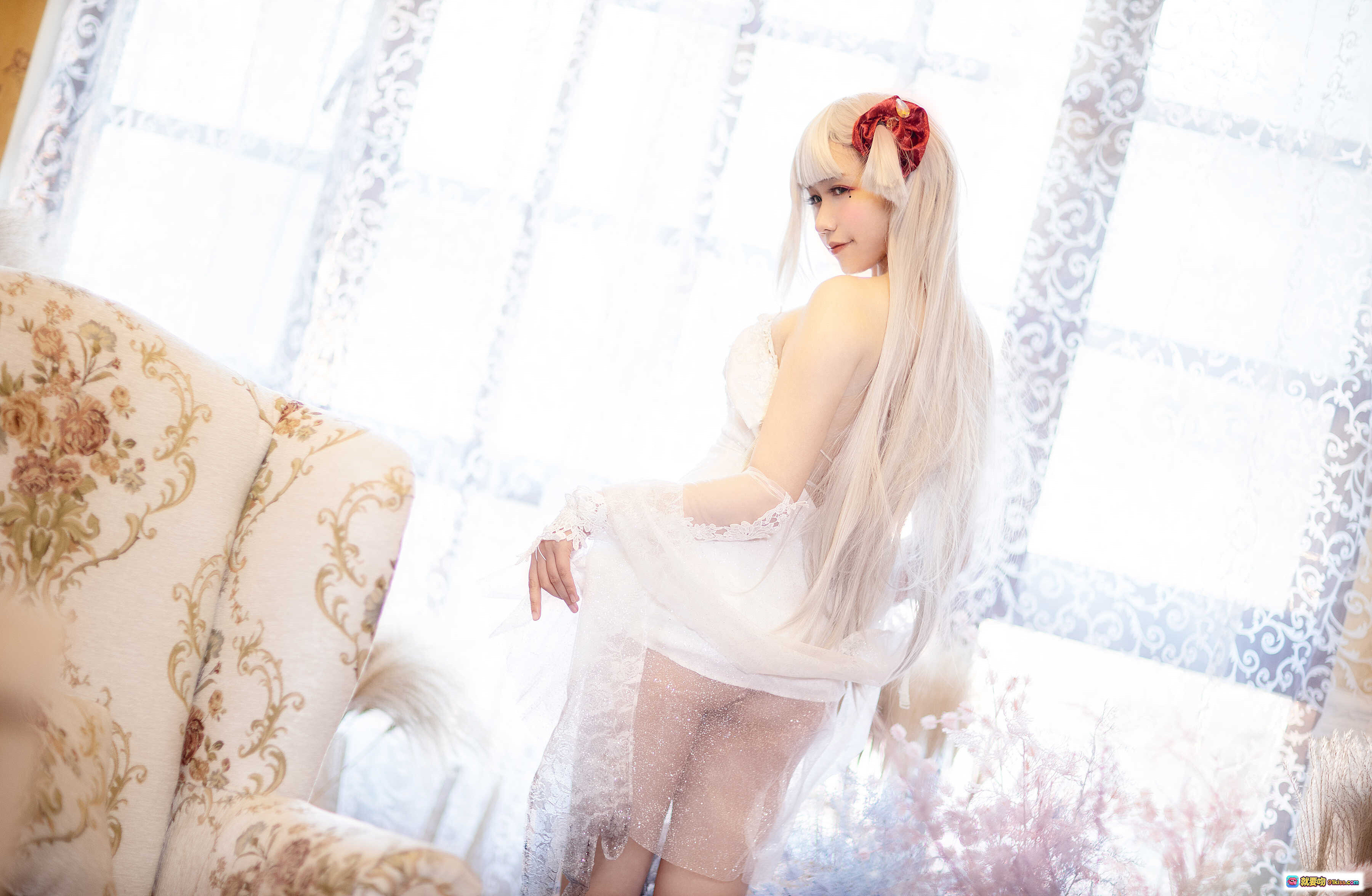 图片[2] - 麻花酱NO.015翔鹤COS写真 | 白发红花蕾丝裙 | 窗边柔光少女风 | 9P高清图集 - 就要吻