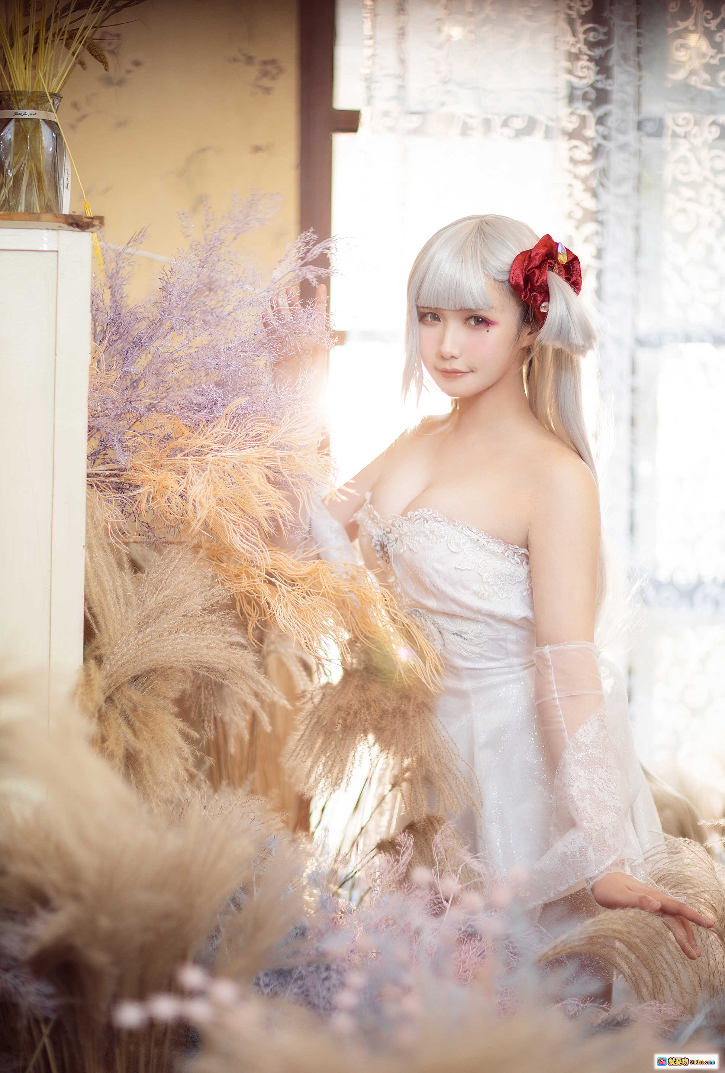 图片[6] - 麻花酱NO.015翔鹤COS写真 | 白发红花蕾丝裙 | 窗边柔光少女风 | 9P高清图集 - 就要吻