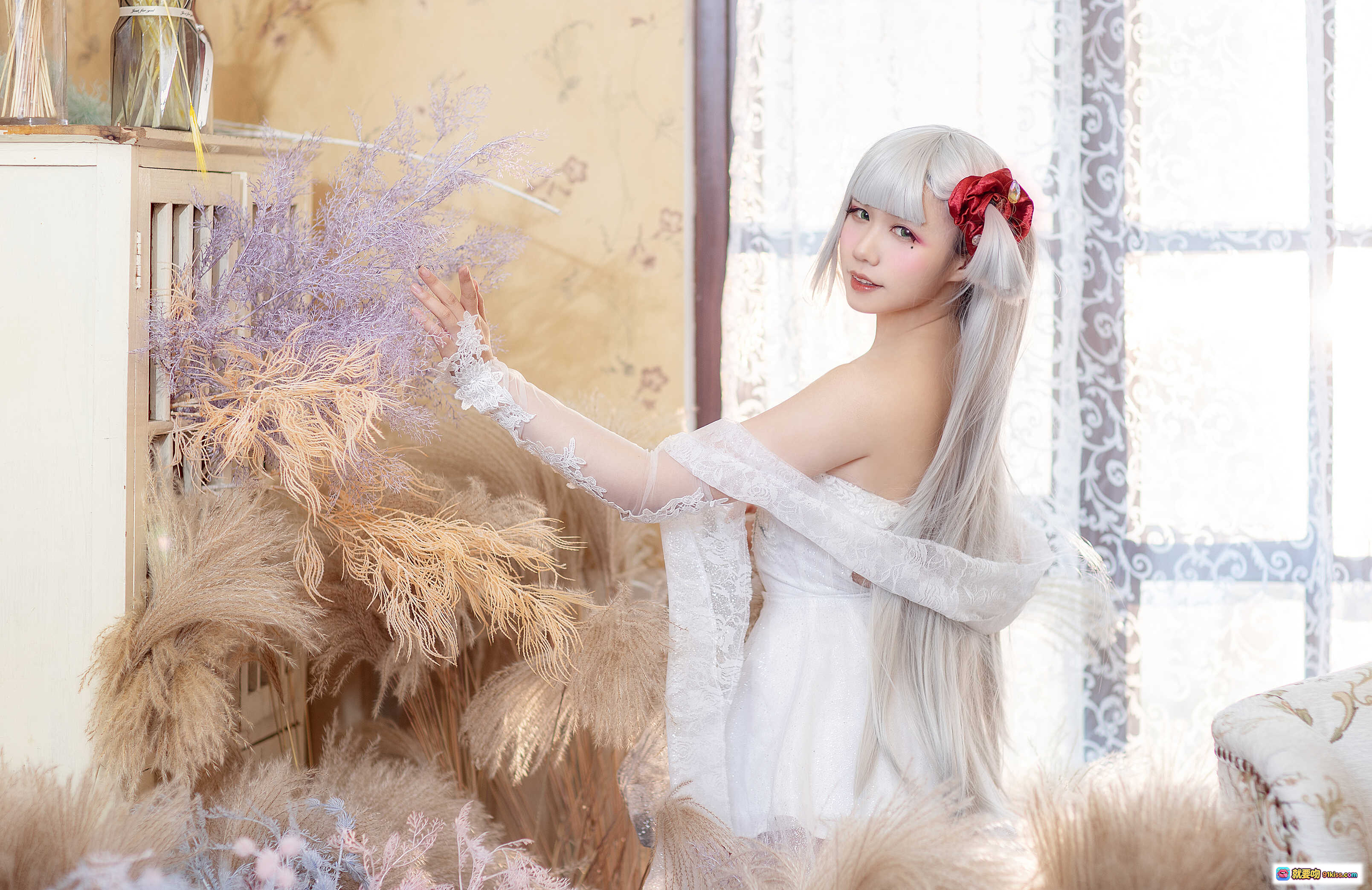 图片[5] - 麻花酱NO.015翔鹤COS写真 | 白发红花蕾丝裙 | 窗边柔光少女风 | 9P高清图集 - 就要吻