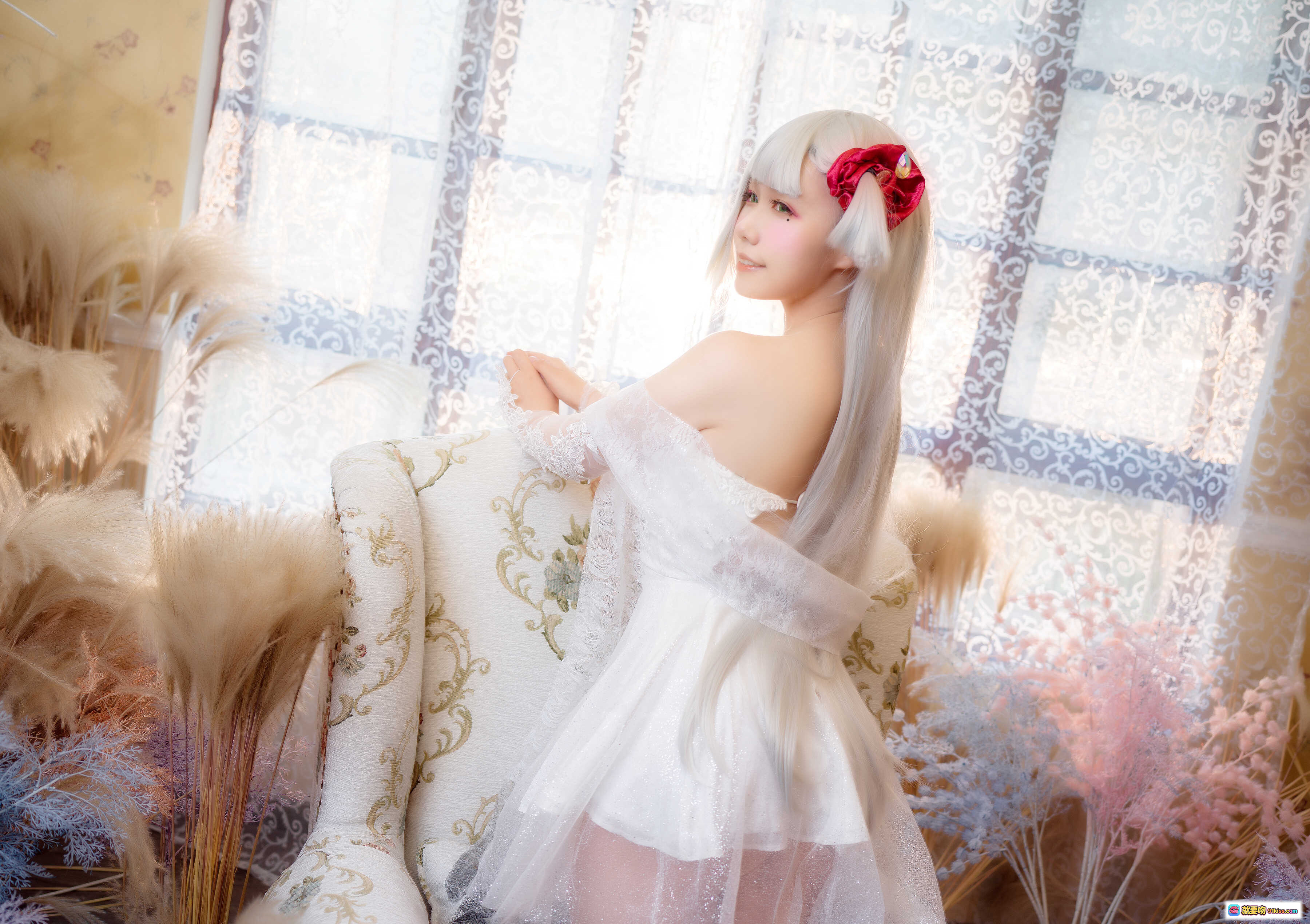 图片[8] - 麻花酱NO.015翔鹤COS写真 | 白发红花蕾丝裙 | 窗边柔光少女风 | 9P高清图集 - 就要吻