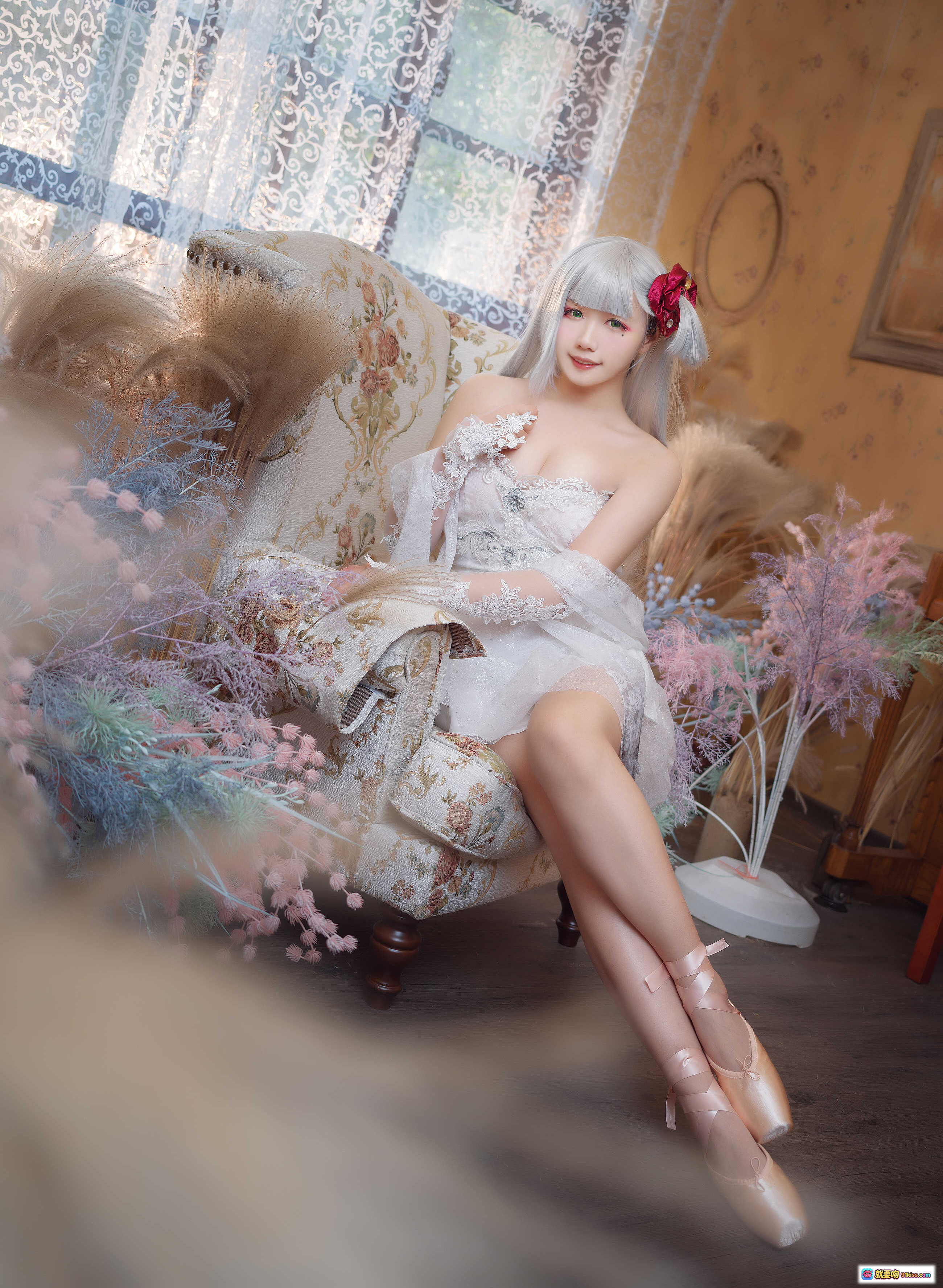 图片[7] - 麻花酱NO.015翔鹤COS写真 | 白发红花蕾丝裙 | 窗边柔光少女风 | 9P高清图集 - 就要吻