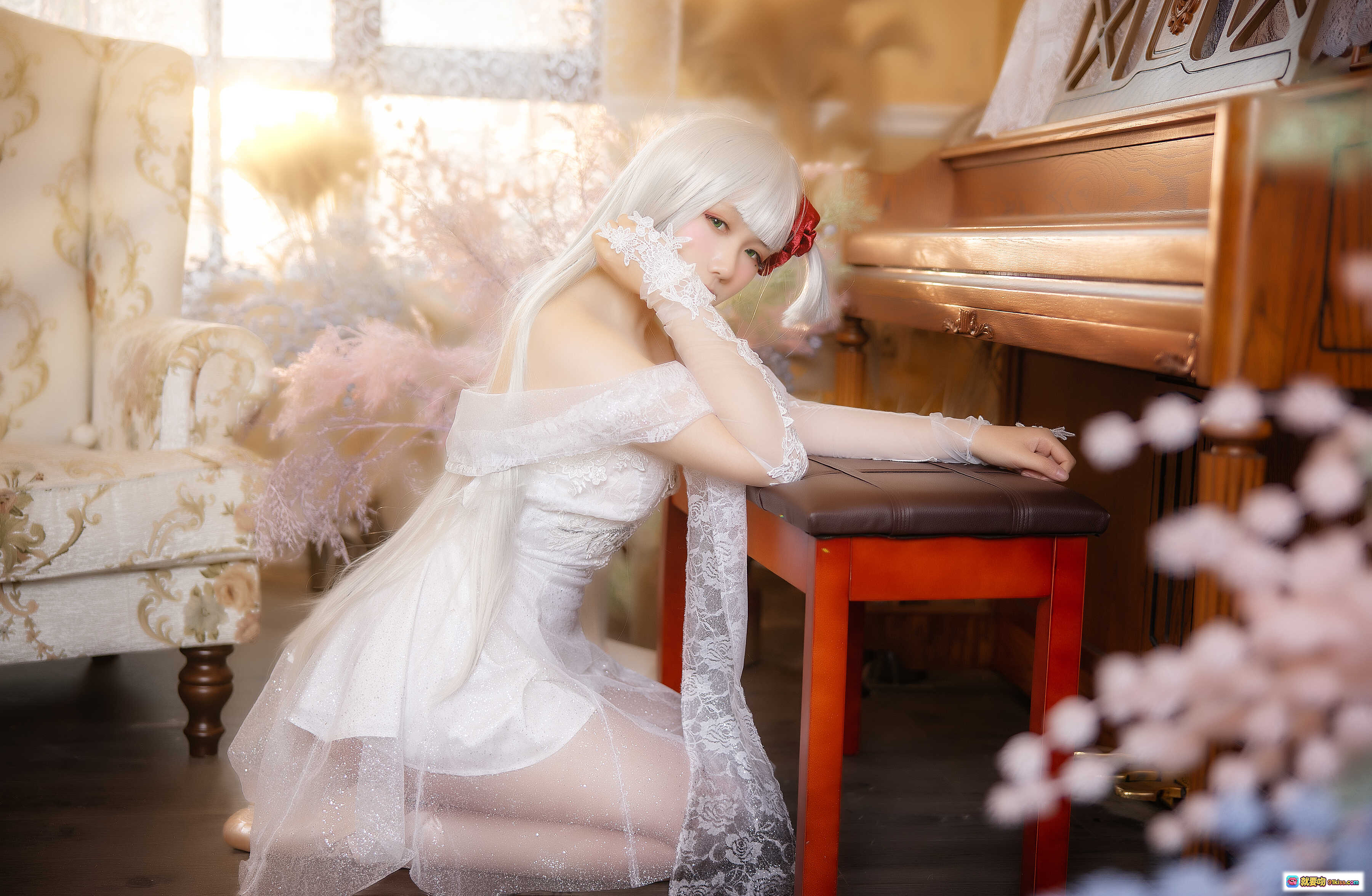 图片[4] - 麻花酱NO.015翔鹤COS写真 | 白发红花蕾丝裙 | 窗边柔光少女风 | 9P高清图集 - 就要吻