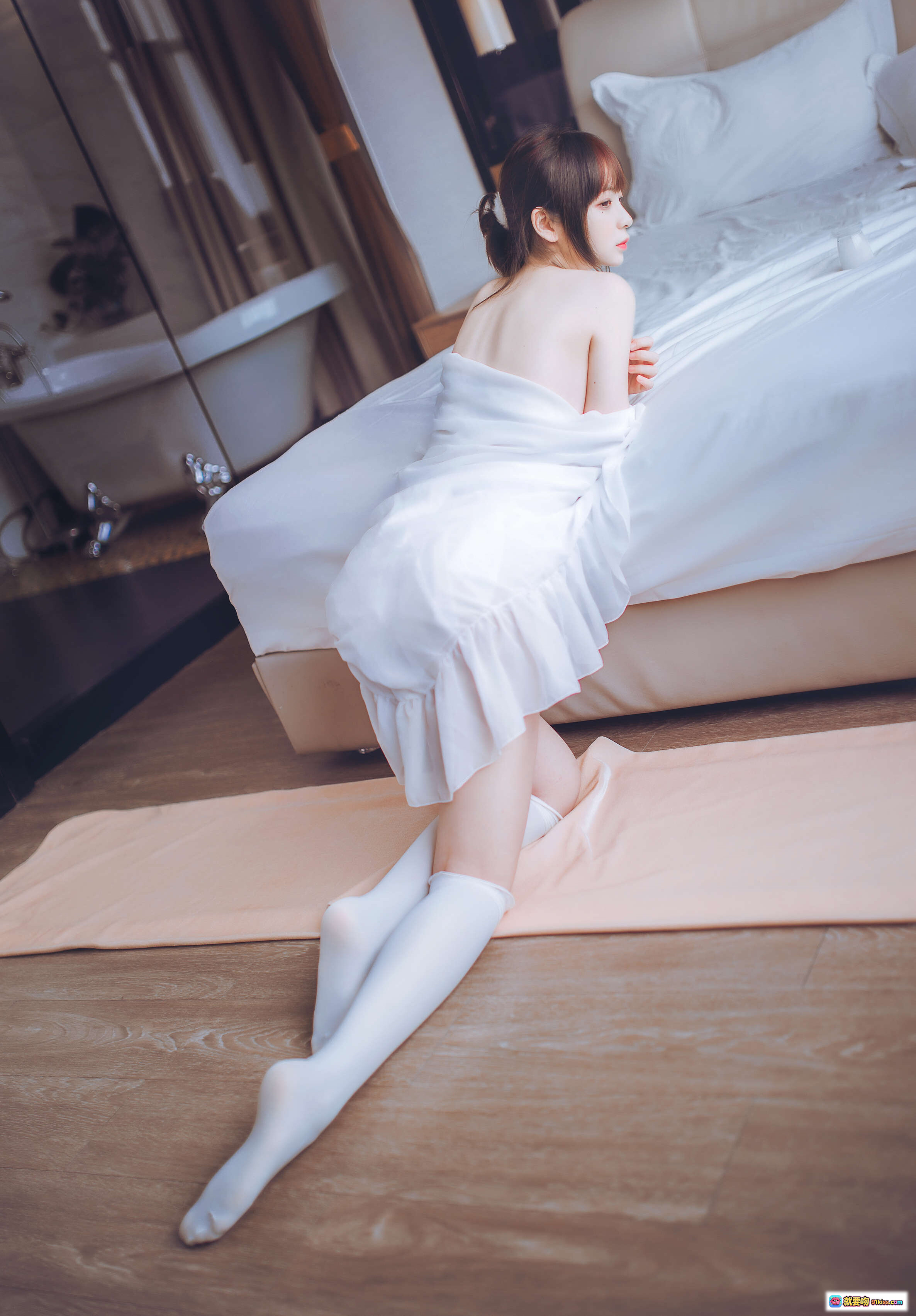 图片[4] - 疯猫ss NO.003 白色睡衣写真 24P高清美腿丝袜床照 甜美纯欲风少女摄影 - 就要吻