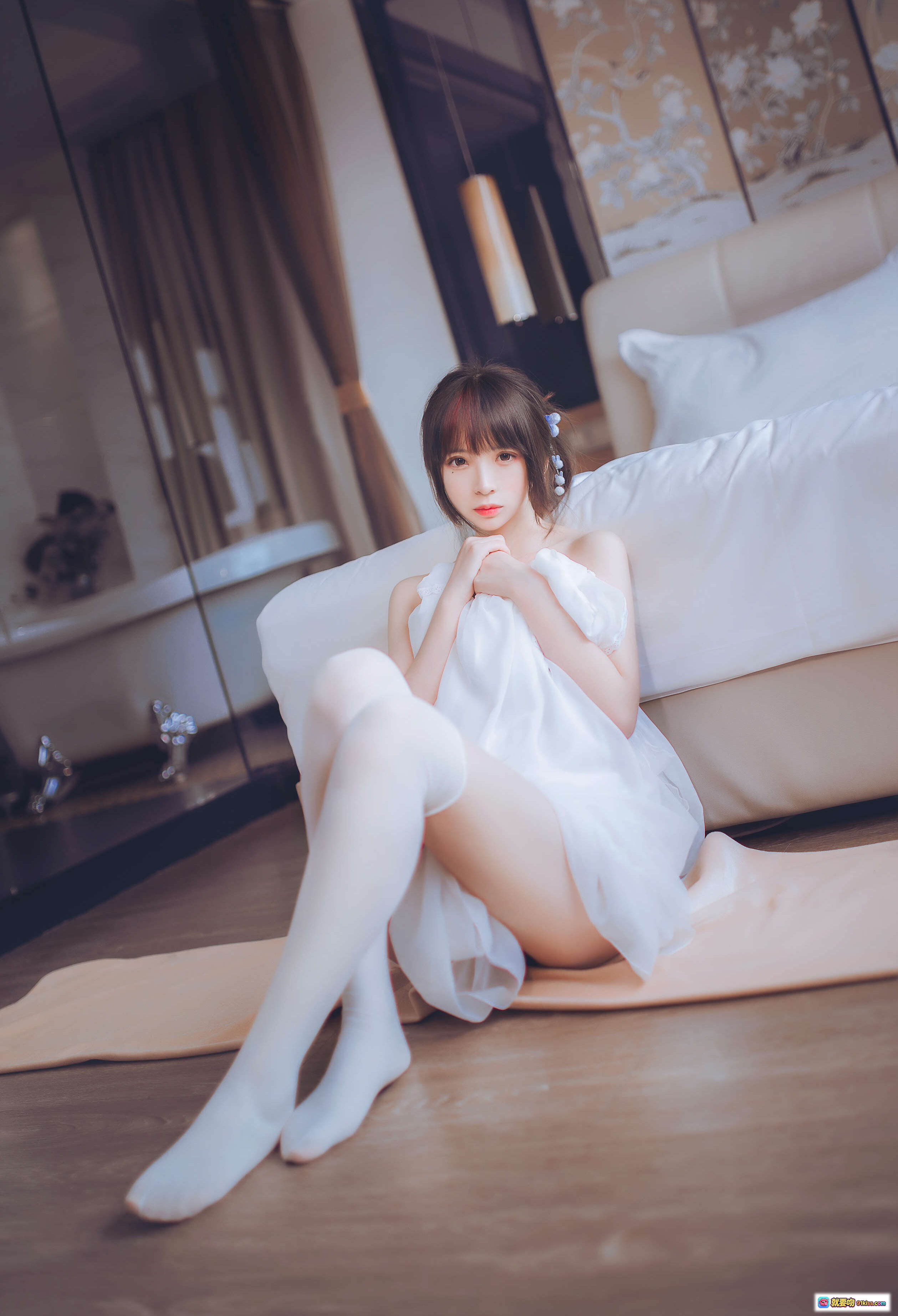 图片[2] - 疯猫ss NO.003 白色睡衣写真 24P高清美腿丝袜床照 甜美纯欲风少女摄影 - 就要吻