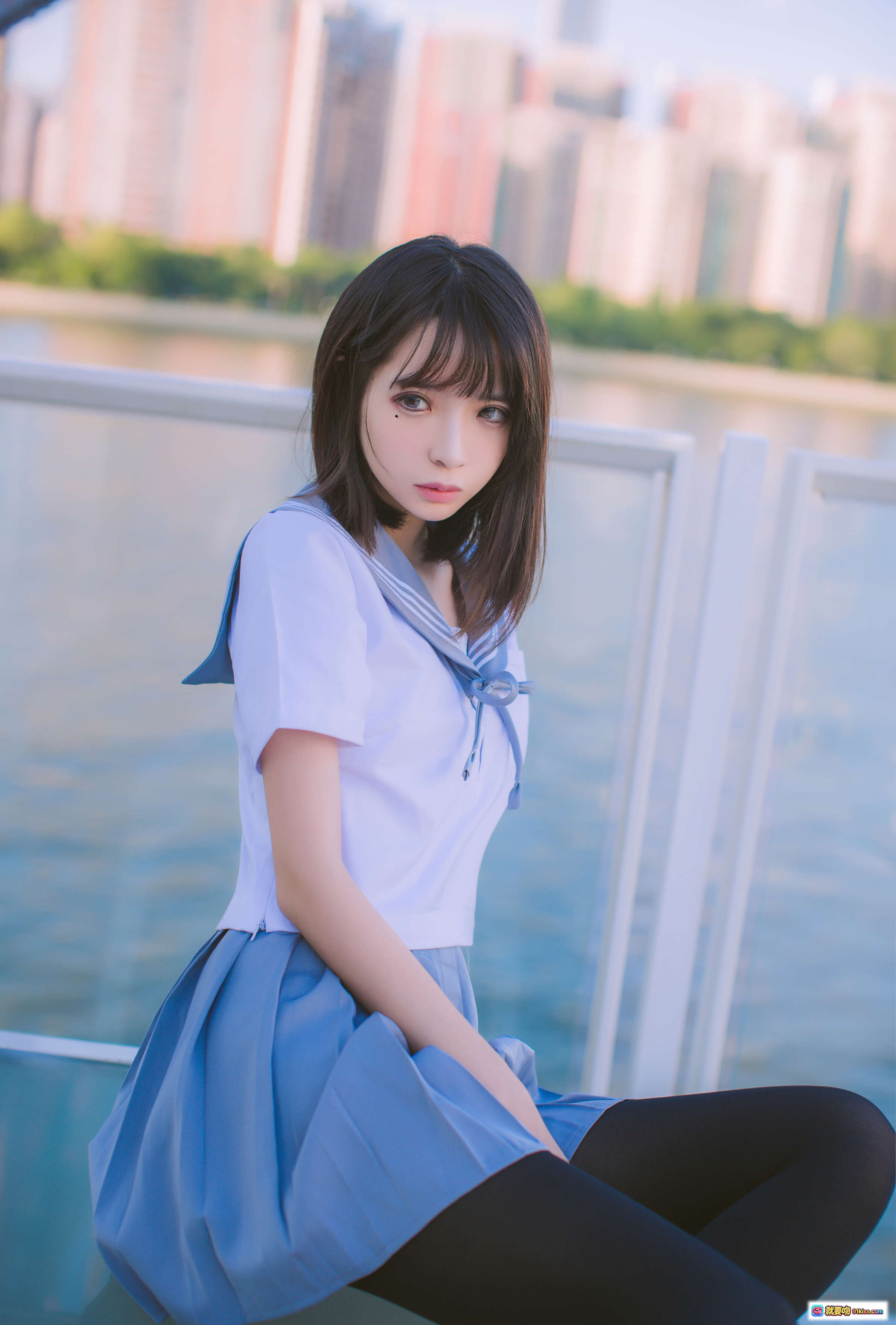 图片[8] - 疯猫ss NO.006 海边水手服少女写真 | 黑丝美腿玻璃平台城市背景清新日系风格 - 就要吻
