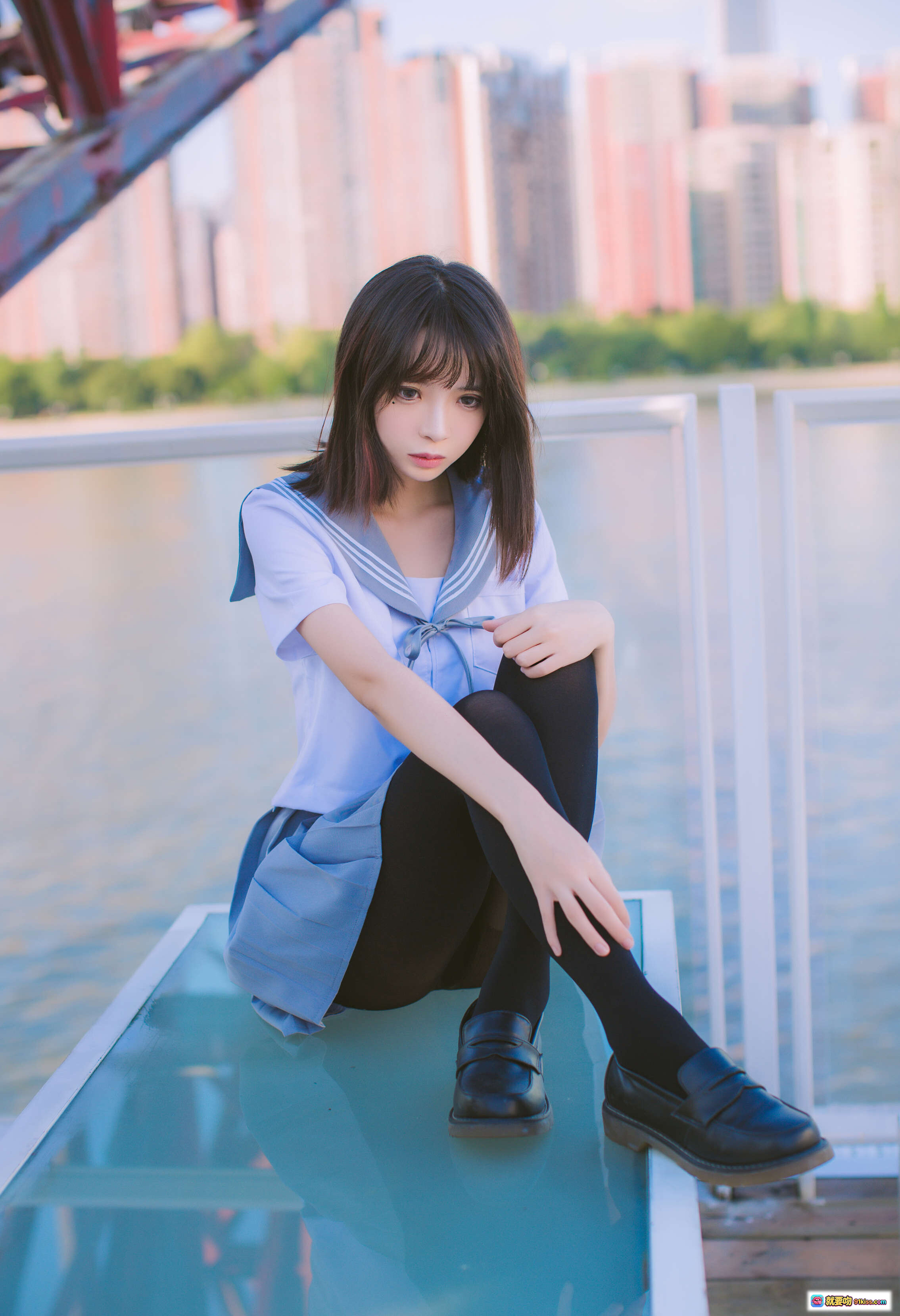 图片[1] - 疯猫ss NO.006 海边水手服少女写真 | 黑丝美腿玻璃平台城市背景清新日系风格 - 就要吻