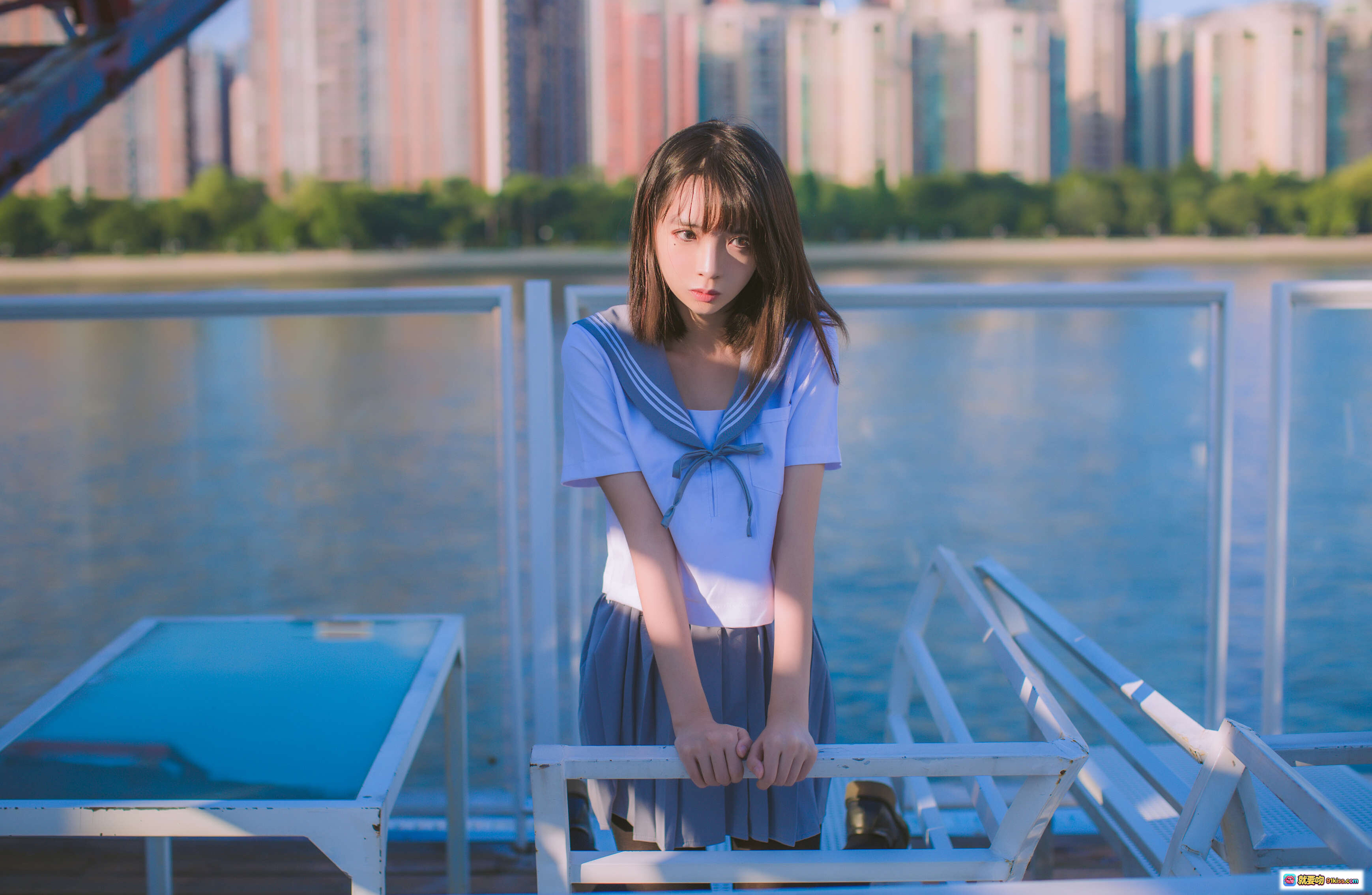 图片[2] - 疯猫ss NO.006 海边水手服少女写真 | 黑丝美腿玻璃平台城市背景清新日系风格 - 就要吻