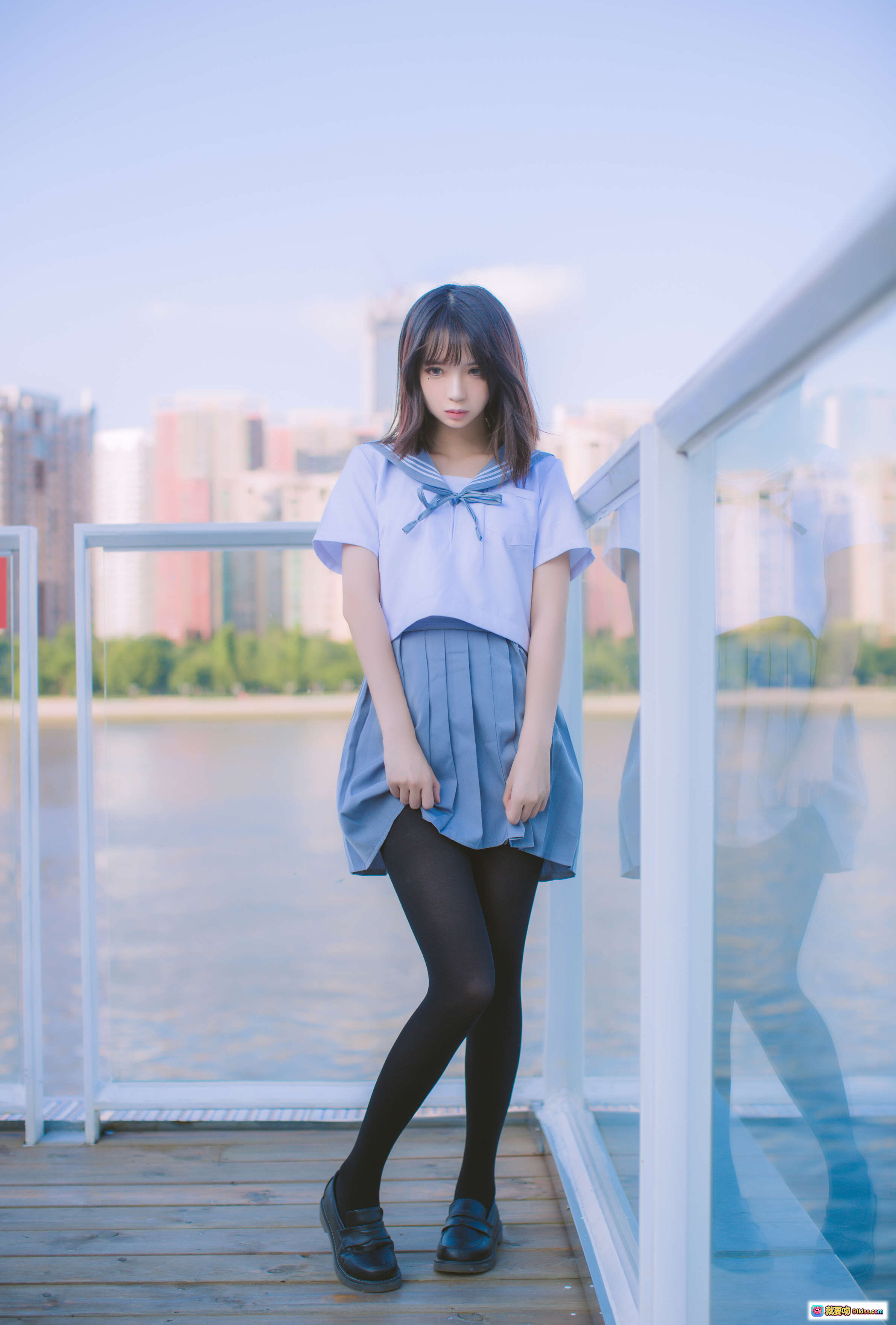 图片[4] - 疯猫ss NO.006 海边水手服少女写真 | 黑丝美腿玻璃平台城市背景清新日系风格 - 就要吻