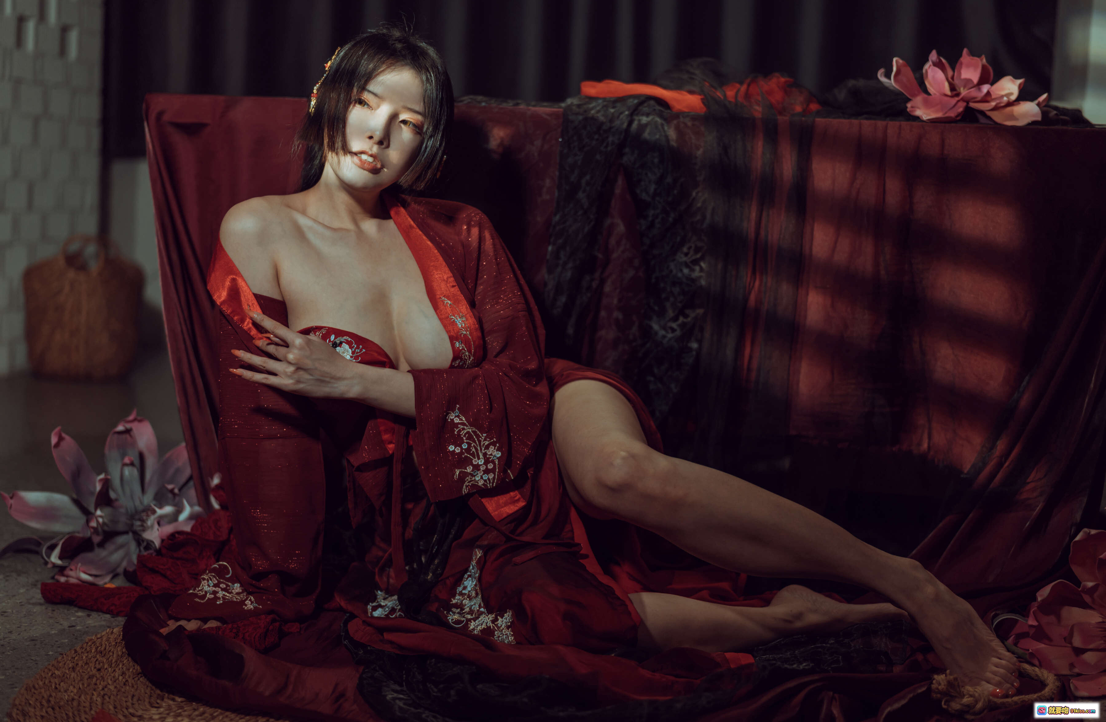 图片[4] - 秋和柯基NO.035昏红帐写真集｜红绸束缚·古风情欲·暗调光影·52P高清图集 - 就要吻
