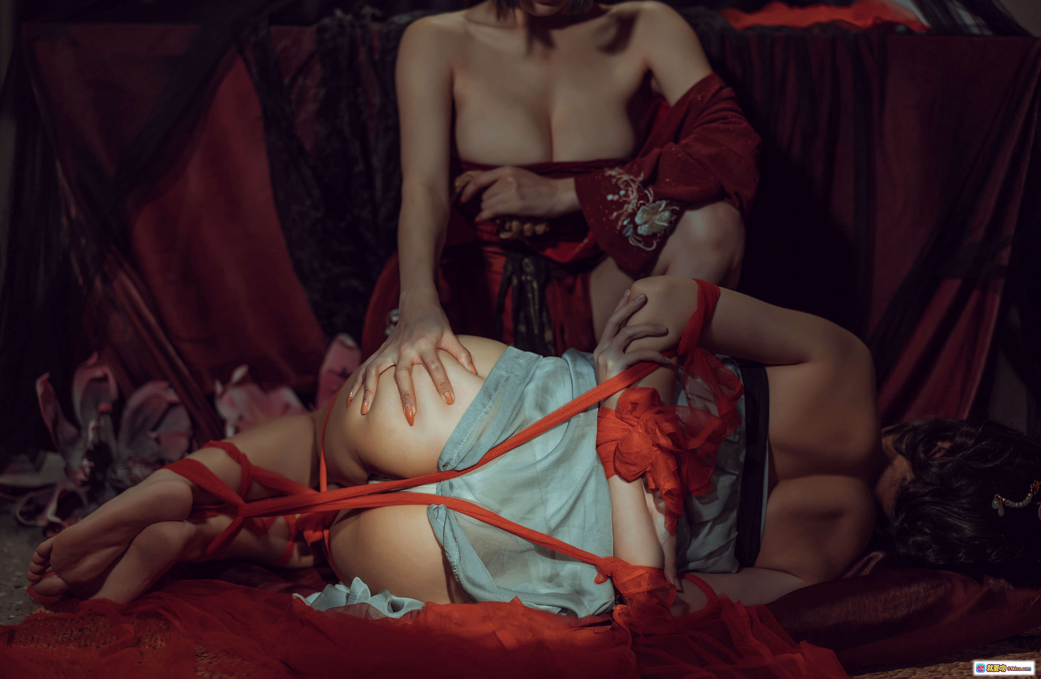 图片[1] - 秋和柯基NO.035昏红帐写真集｜红绸束缚·古风情欲·暗调光影·52P高清图集 - 就要吻