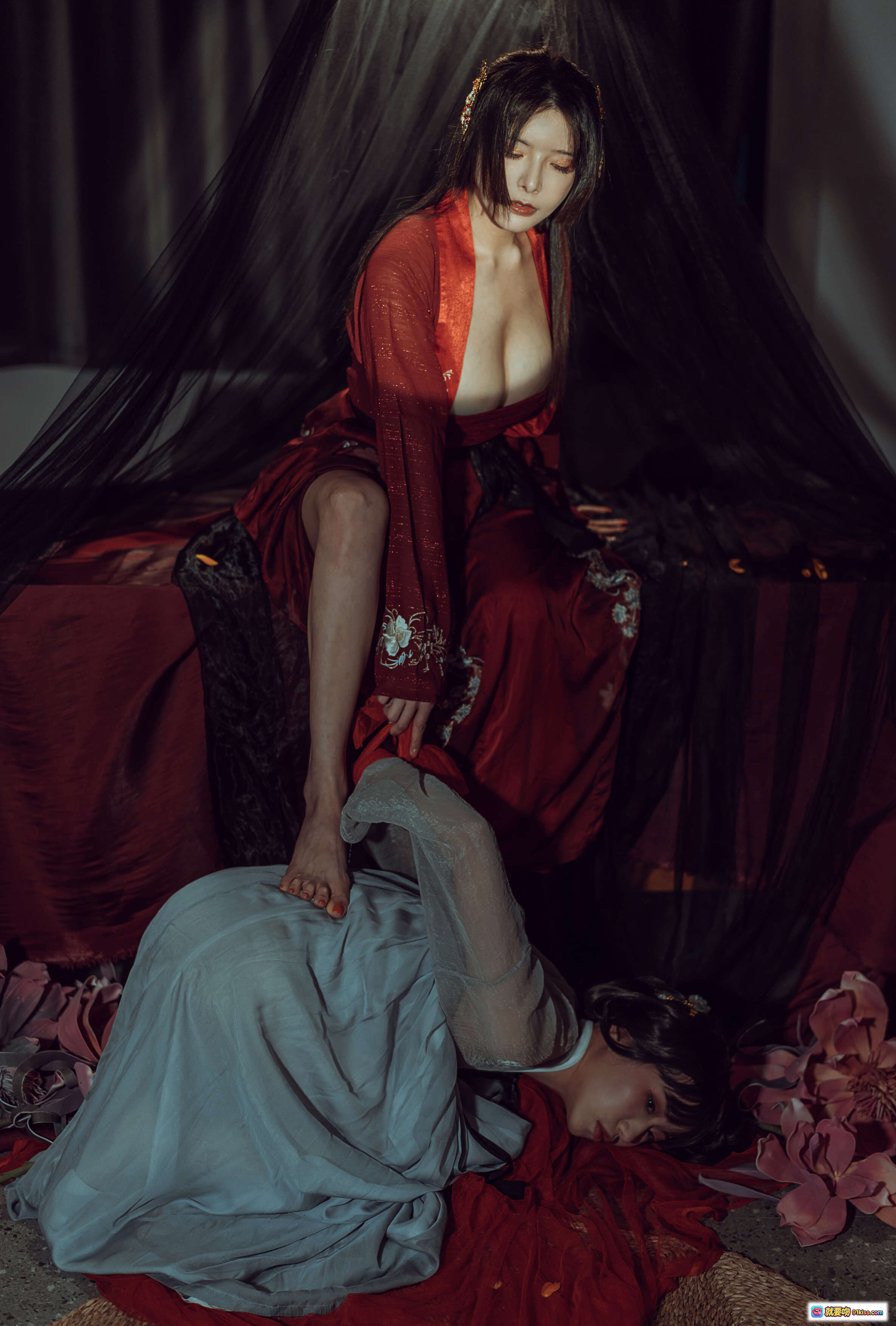 图片[10] - 秋和柯基NO.035昏红帐写真集｜红绸束缚·古风情欲·暗调光影·52P高清图集 - 就要吻
