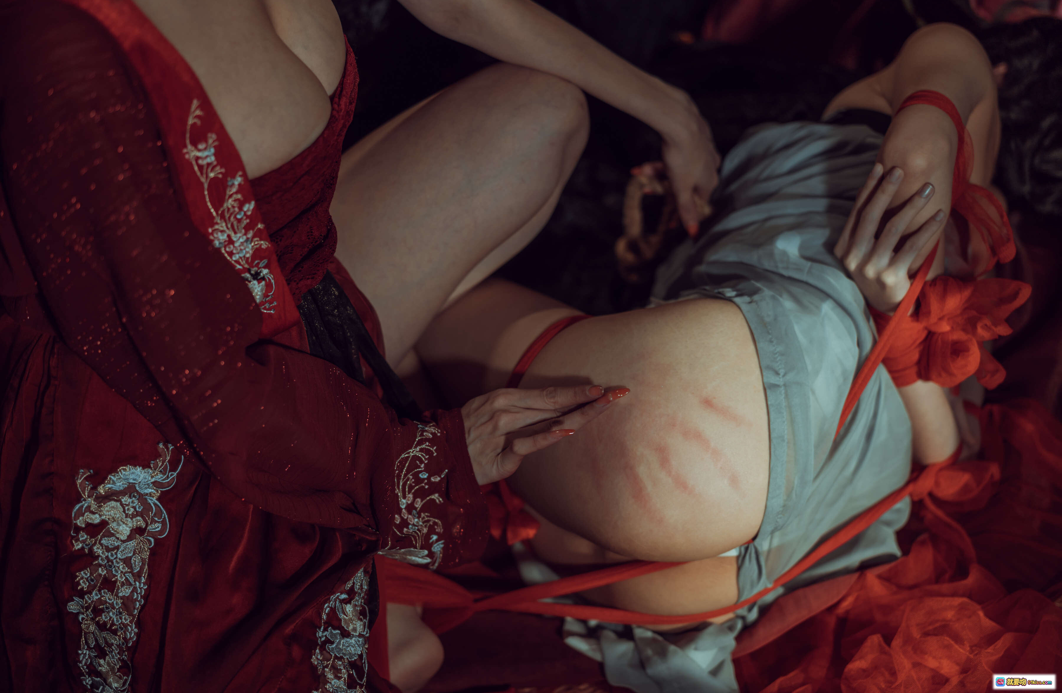 图片[8] - 秋和柯基NO.035昏红帐写真集｜红绸束缚·古风情欲·暗调光影·52P高清图集 - 就要吻