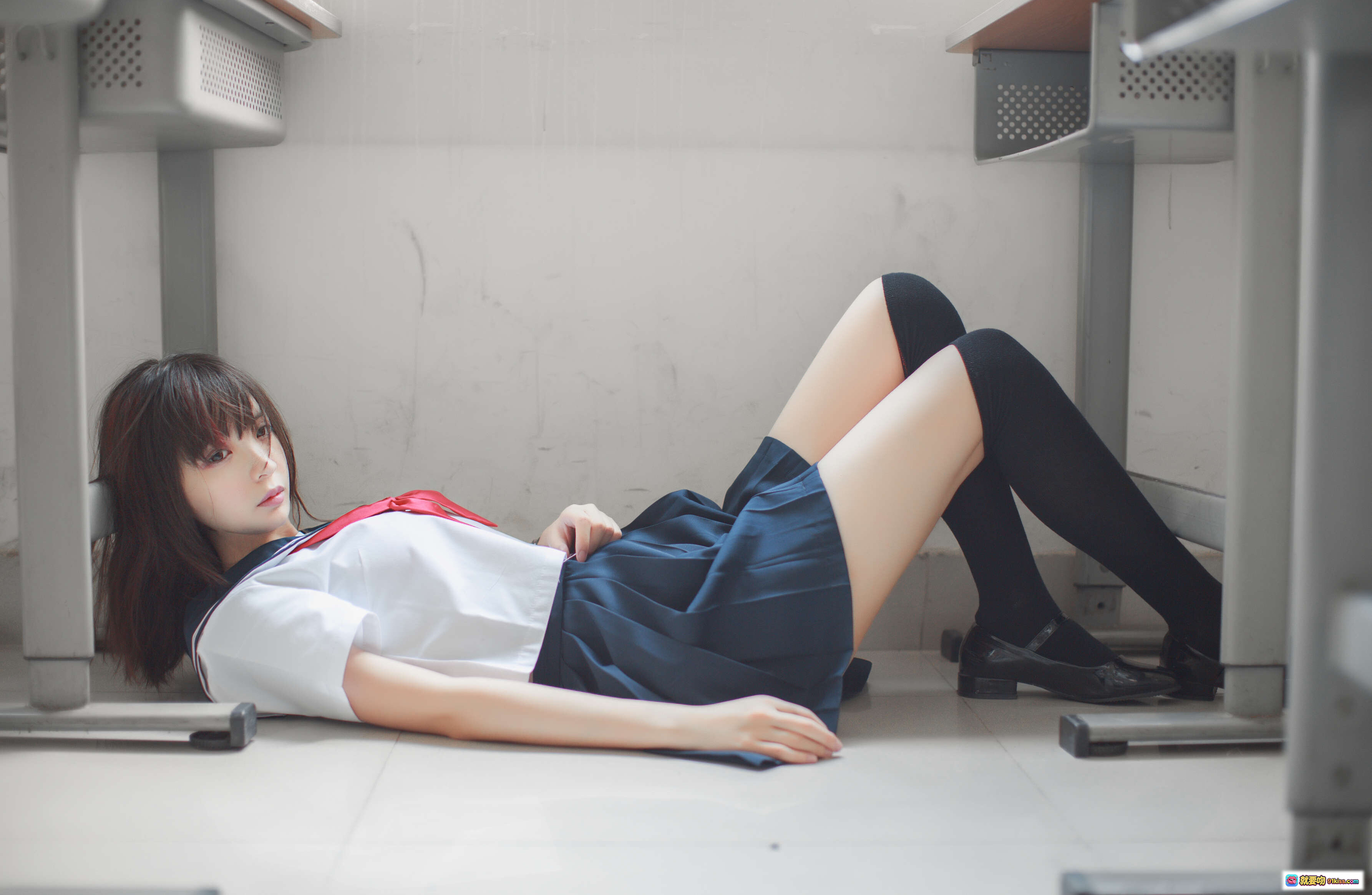 图片[5] - 疯猫ss NO.047 同桌水手服少女美腿特写 41P高清写真集 蓝色百褶裙白衬衫红领结校园风 - 就要吻