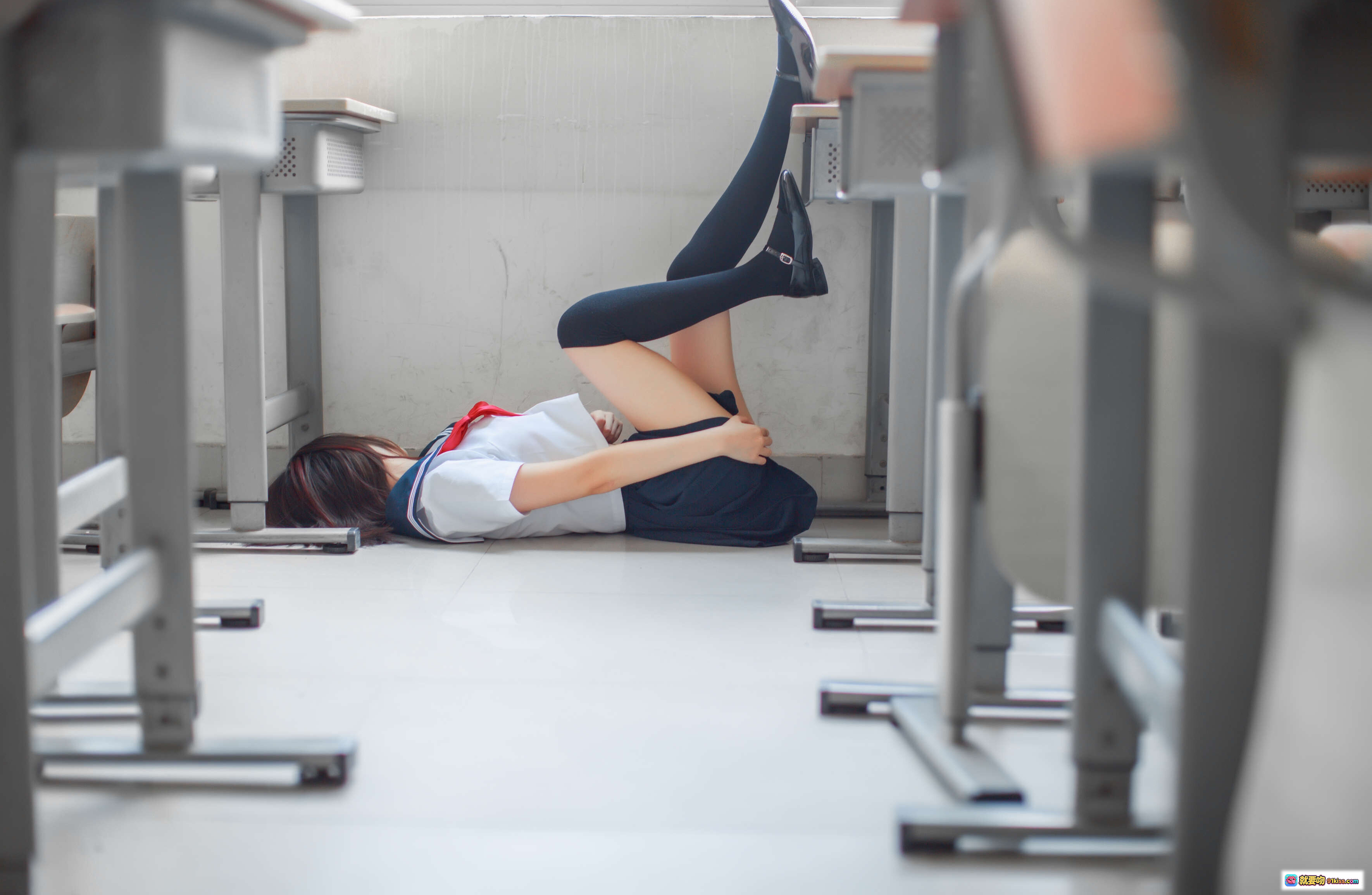 图片[8] - 疯猫ss NO.047 同桌水手服少女美腿特写 41P高清写真集 蓝色百褶裙白衬衫红领结校园风 - 就要吻