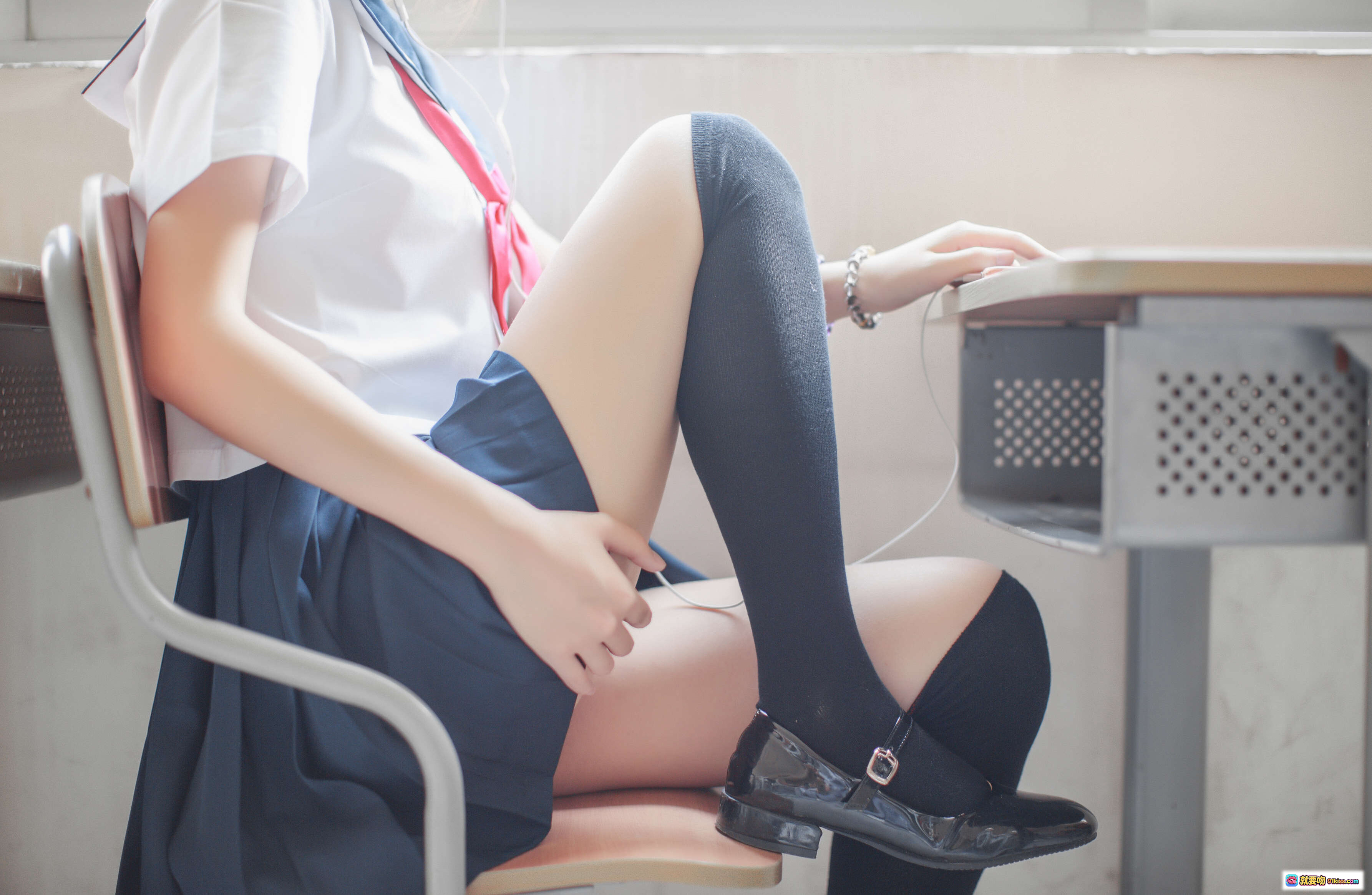 图片[3] - 疯猫ss NO.047 同桌水手服少女美腿特写 41P高清写真集 蓝色百褶裙白衬衫红领结校园风 - 就要吻