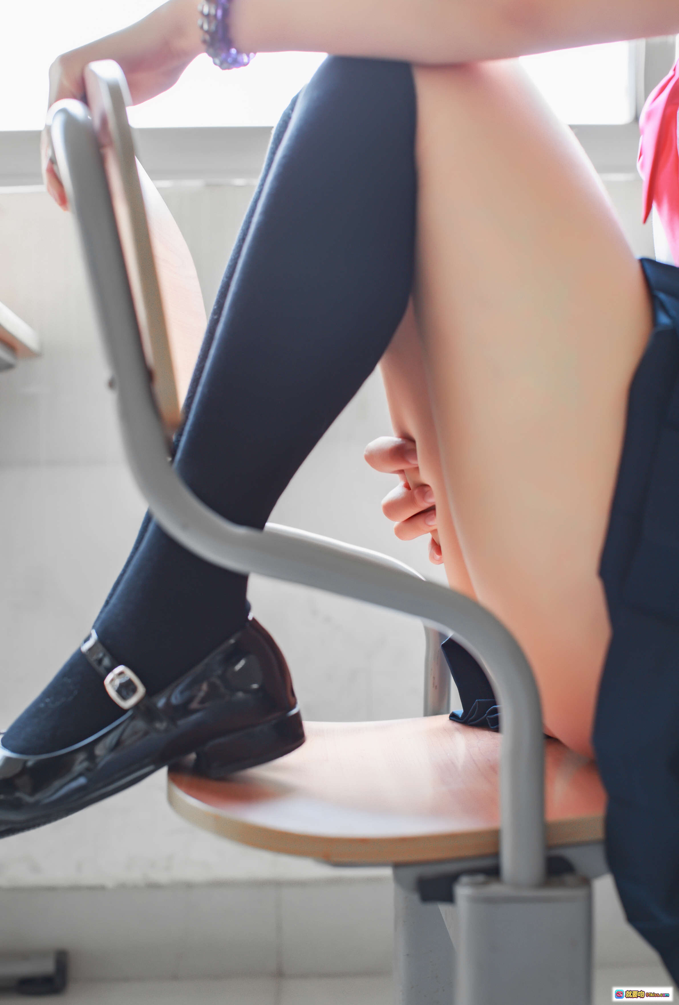 图片[4] - 疯猫ss NO.047 同桌水手服少女美腿特写 41P高清写真集 蓝色百褶裙白衬衫红领结校园风 - 就要吻