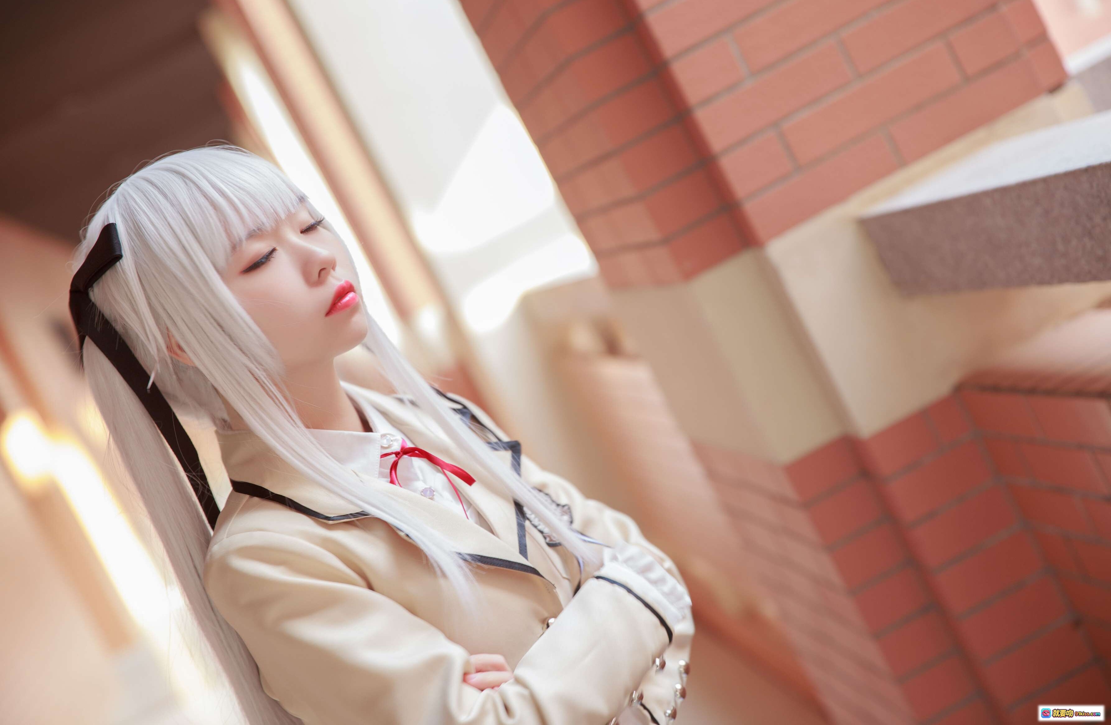 雾枝校服Cosplay写真 | 白发少女闭眼倚墙 | 日系校园风 | 精致妆容与蝴蝶结细节 | G44不会受伤NO.018系列 - 就要吻