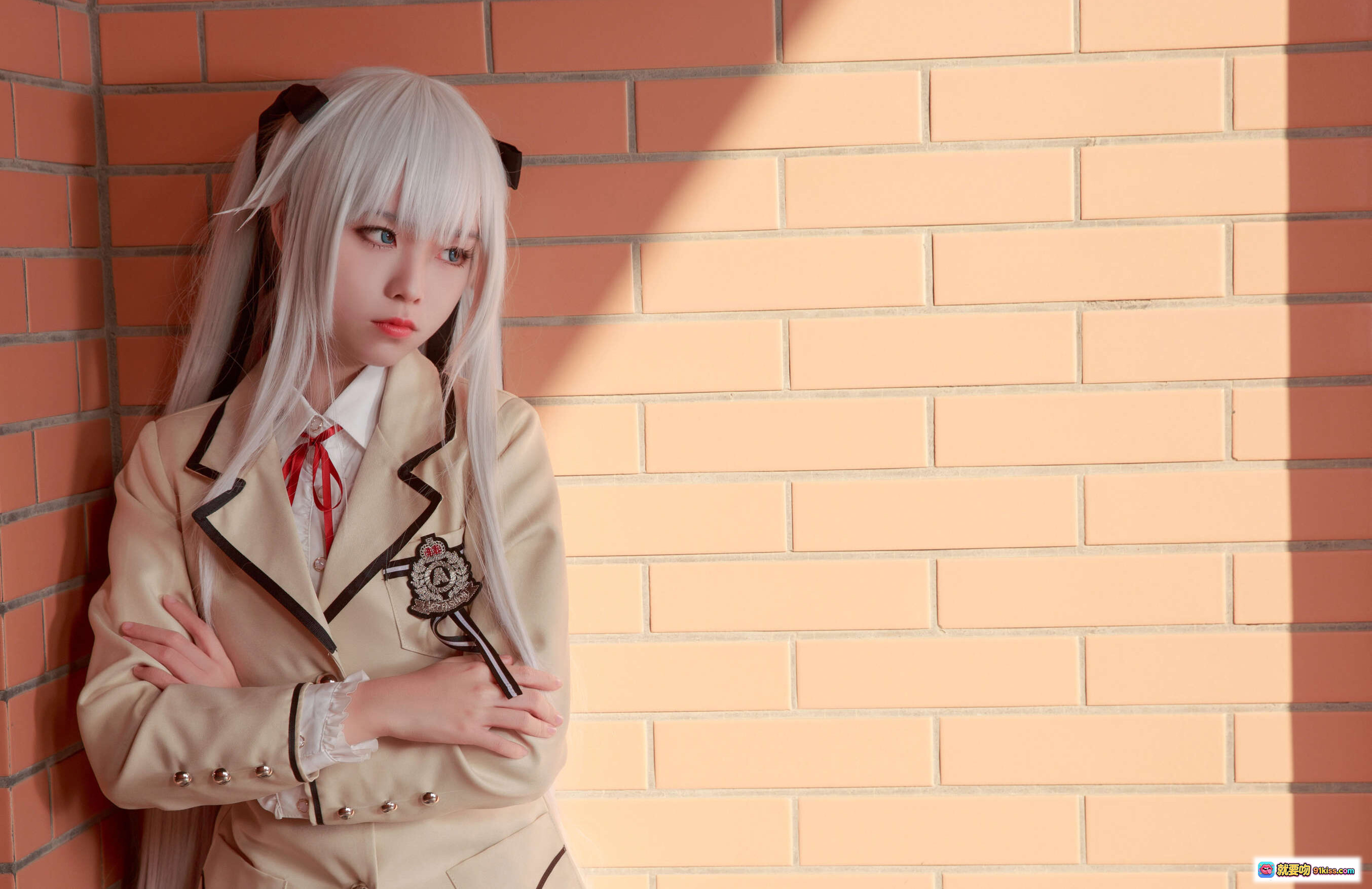 图片[6] - 雾枝校服Cosplay写真 | 白发少女闭眼倚墙 | 日系校园风 | 精致妆容与蝴蝶结细节 | G44不会受伤NO.018系列 - 就要吻