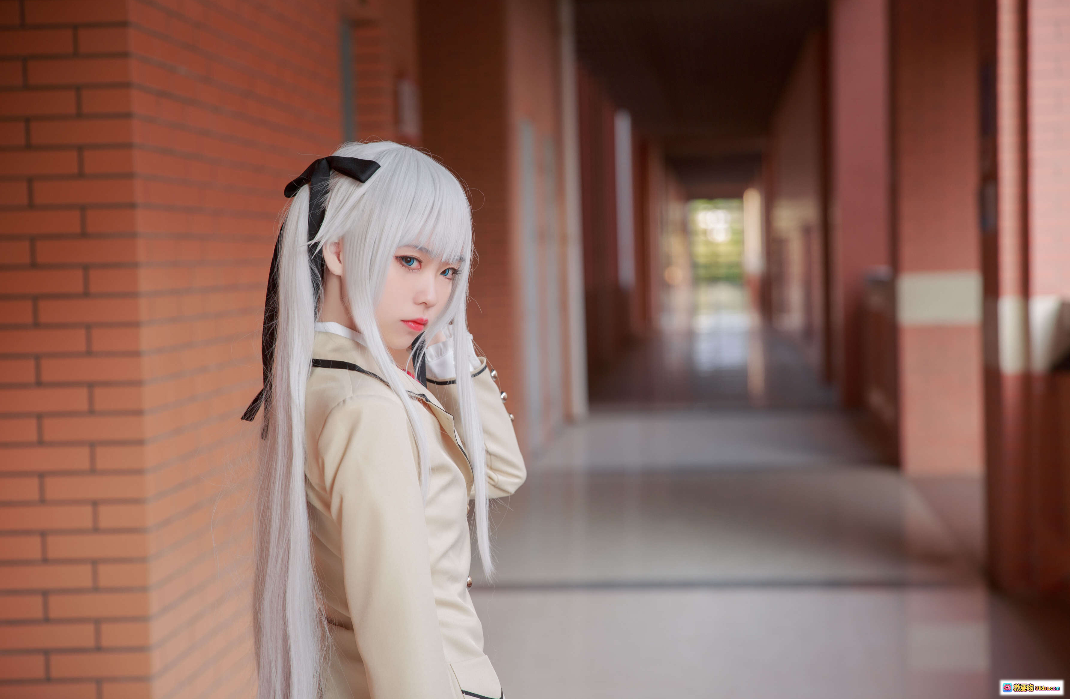 图片[3] - 雾枝校服Cosplay写真 | 白发少女闭眼倚墙 | 日系校园风 | 精致妆容与蝴蝶结细节 | G44不会受伤NO.018系列 - 就要吻