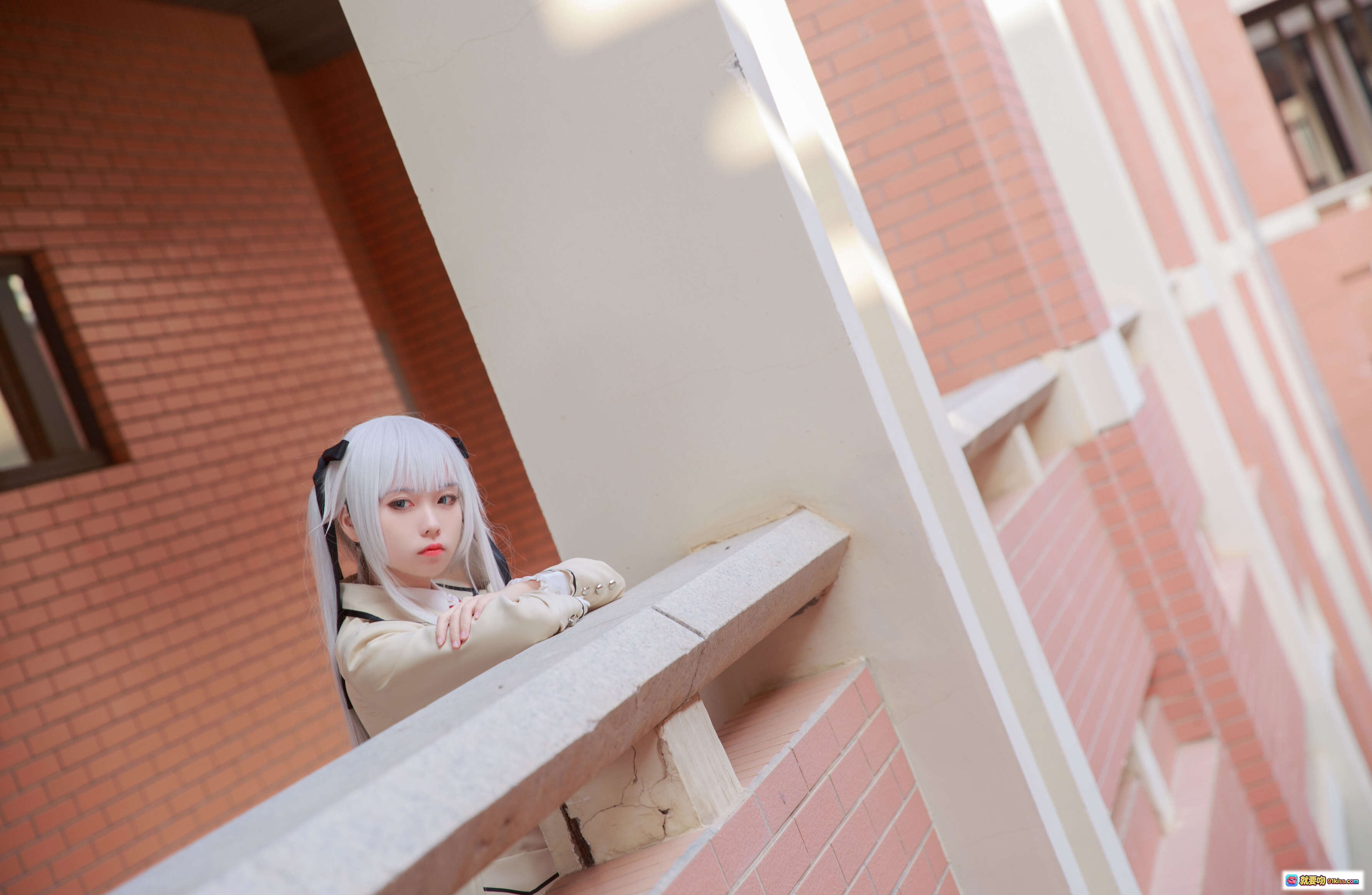 图片[7] - 雾枝校服Cosplay写真 | 白发少女闭眼倚墙 | 日系校园风 | 精致妆容与蝴蝶结细节 | G44不会受伤NO.018系列 - 就要吻