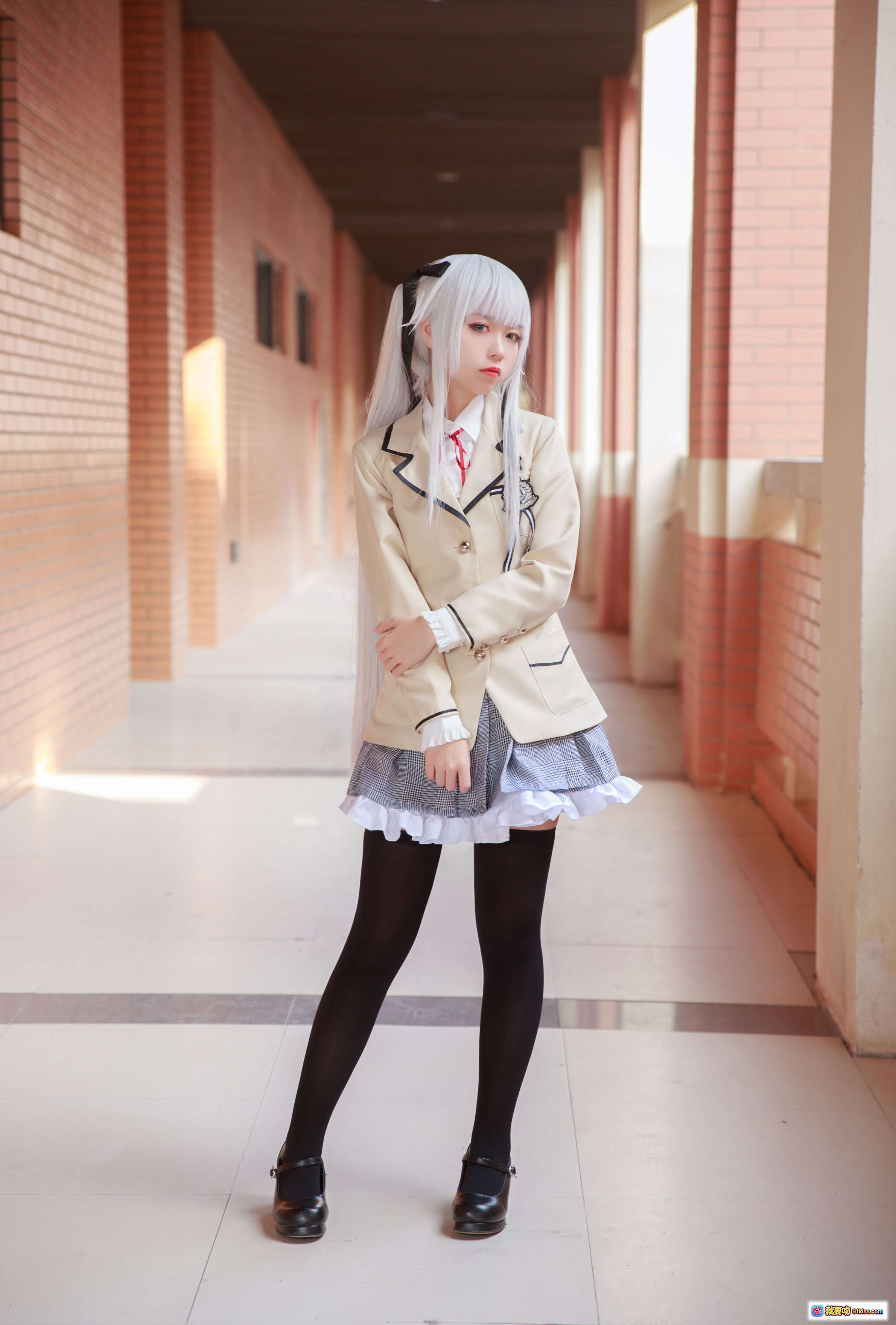 图片[5] - 雾枝校服Cosplay写真 | 白发少女闭眼倚墙 | 日系校园风 | 精致妆容与蝴蝶结细节 | G44不会受伤NO.018系列 - 就要吻