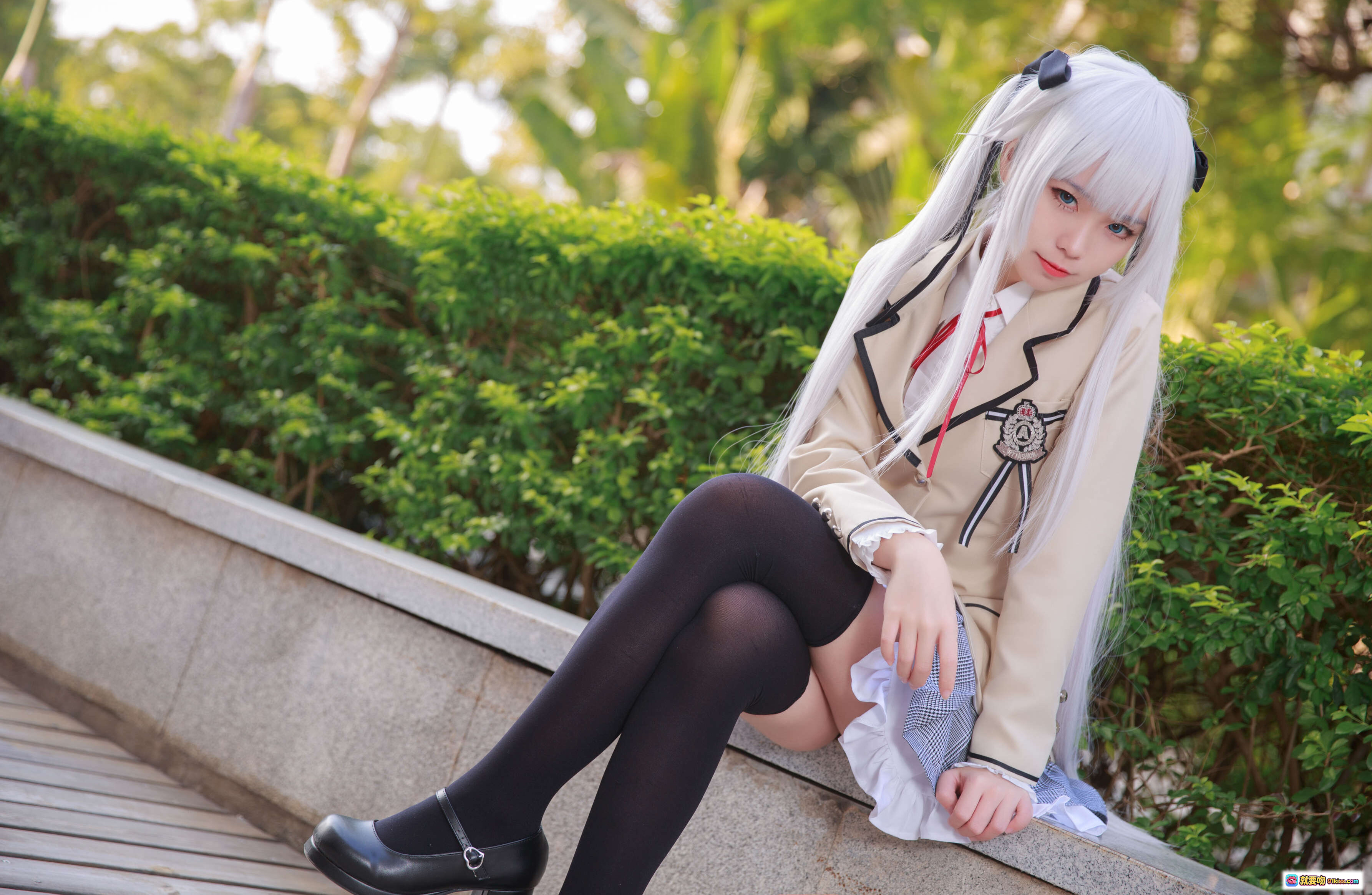 图片[8] - 雾枝校服Cosplay写真 | 白发少女闭眼倚墙 | 日系校园风 | 精致妆容与蝴蝶结细节 | G44不会受伤NO.018系列 - 就要吻