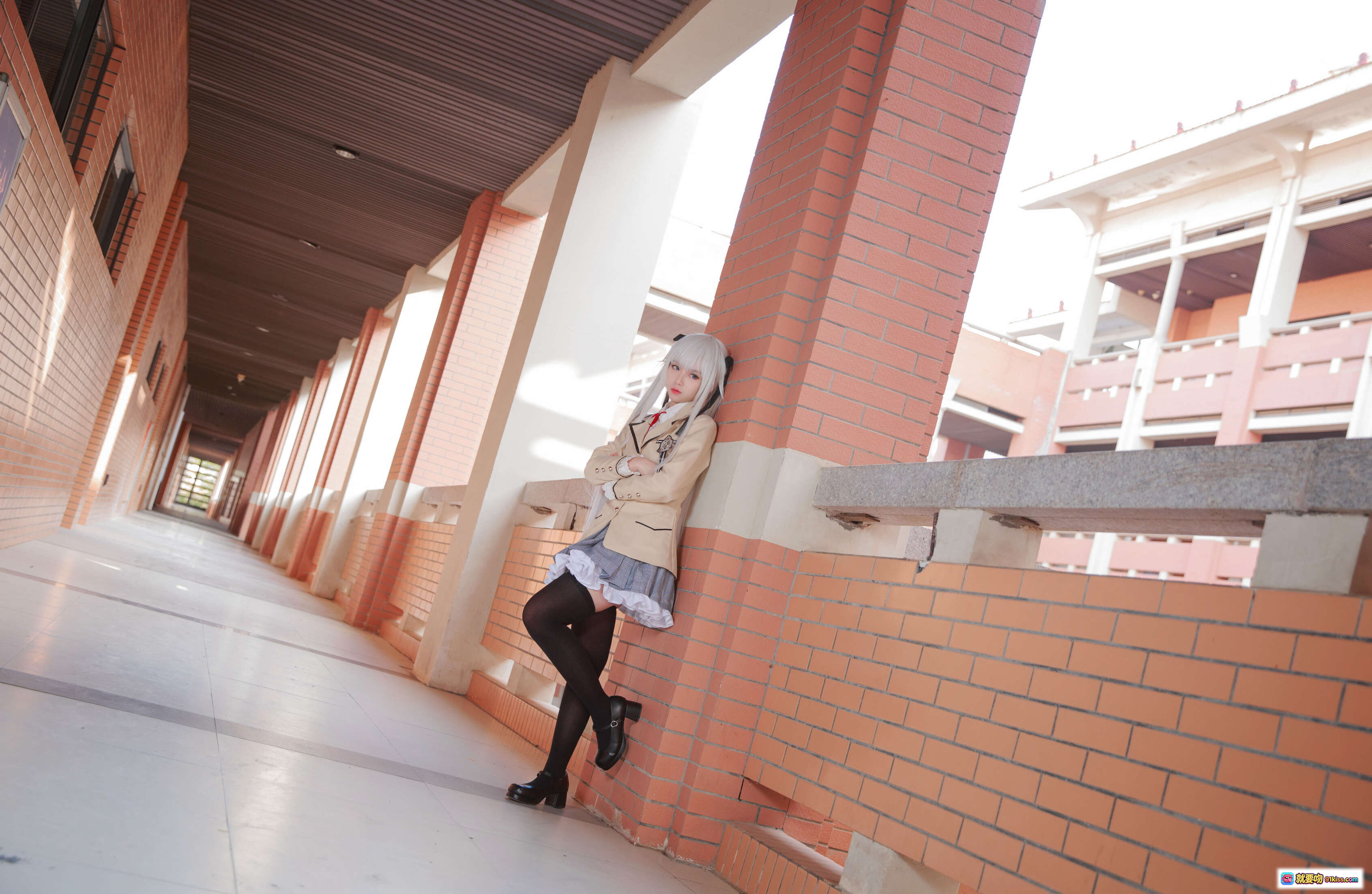 图片[2] - 雾枝校服Cosplay写真 | 白发少女闭眼倚墙 | 日系校园风 | 精致妆容与蝴蝶结细节 | G44不会受伤NO.018系列 - 就要吻