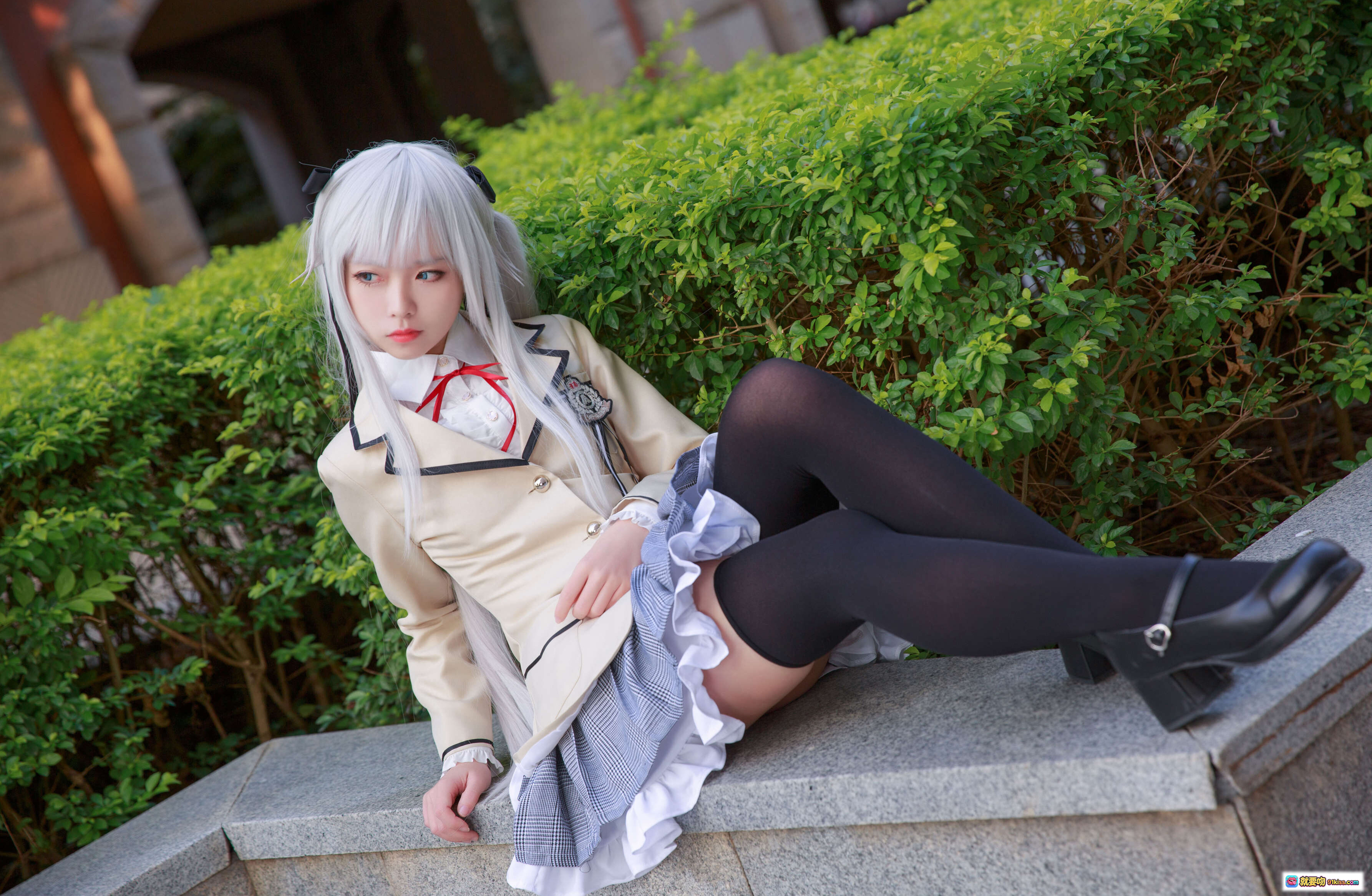 图片[9] - 雾枝校服Cosplay写真 | 白发少女闭眼倚墙 | 日系校园风 | 精致妆容与蝴蝶结细节 | G44不会受伤NO.018系列 - 就要吻
