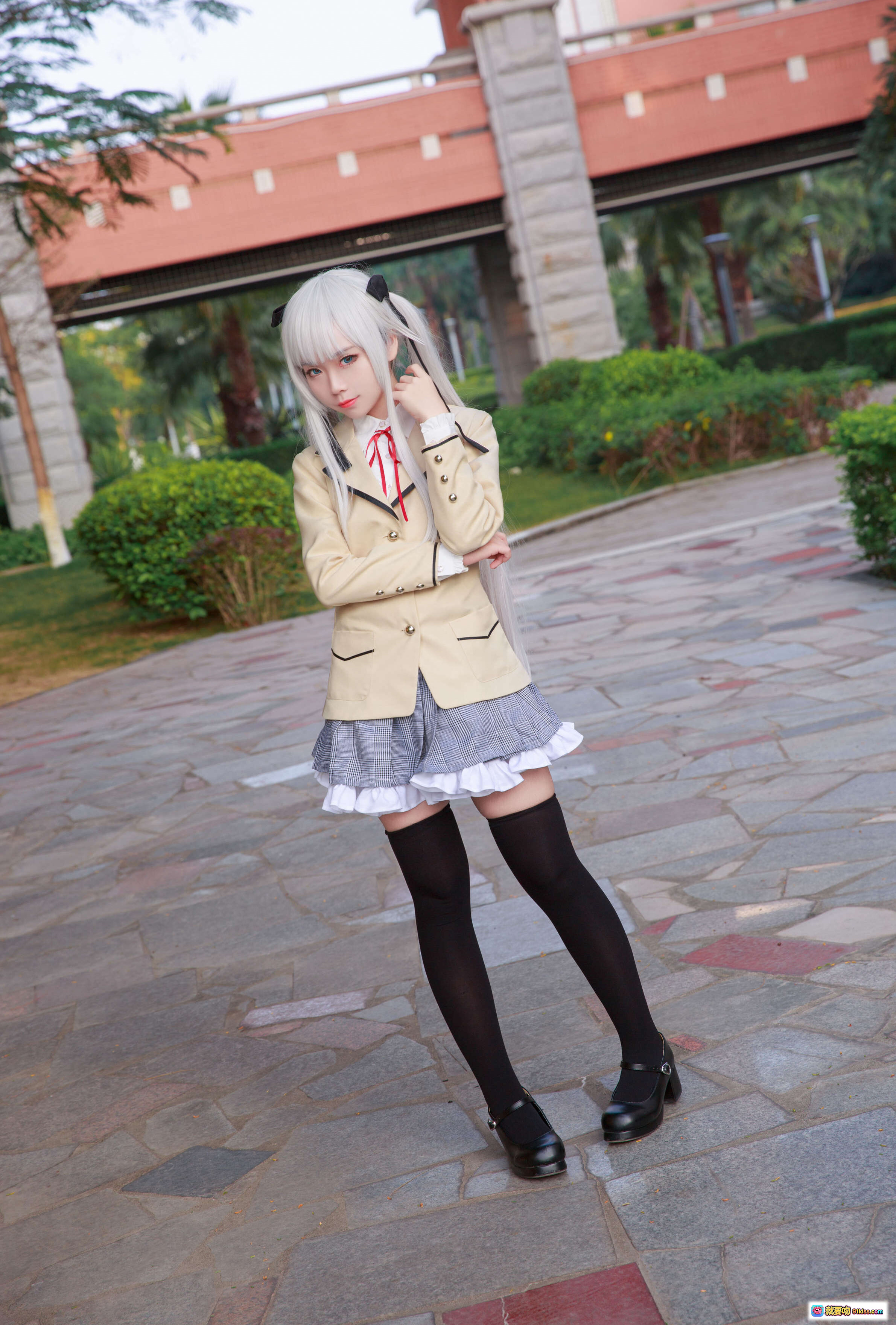 图片[10] - 雾枝校服Cosplay写真 | 白发少女闭眼倚墙 | 日系校园风 | 精致妆容与蝴蝶结细节 | G44不会受伤NO.018系列 - 就要吻